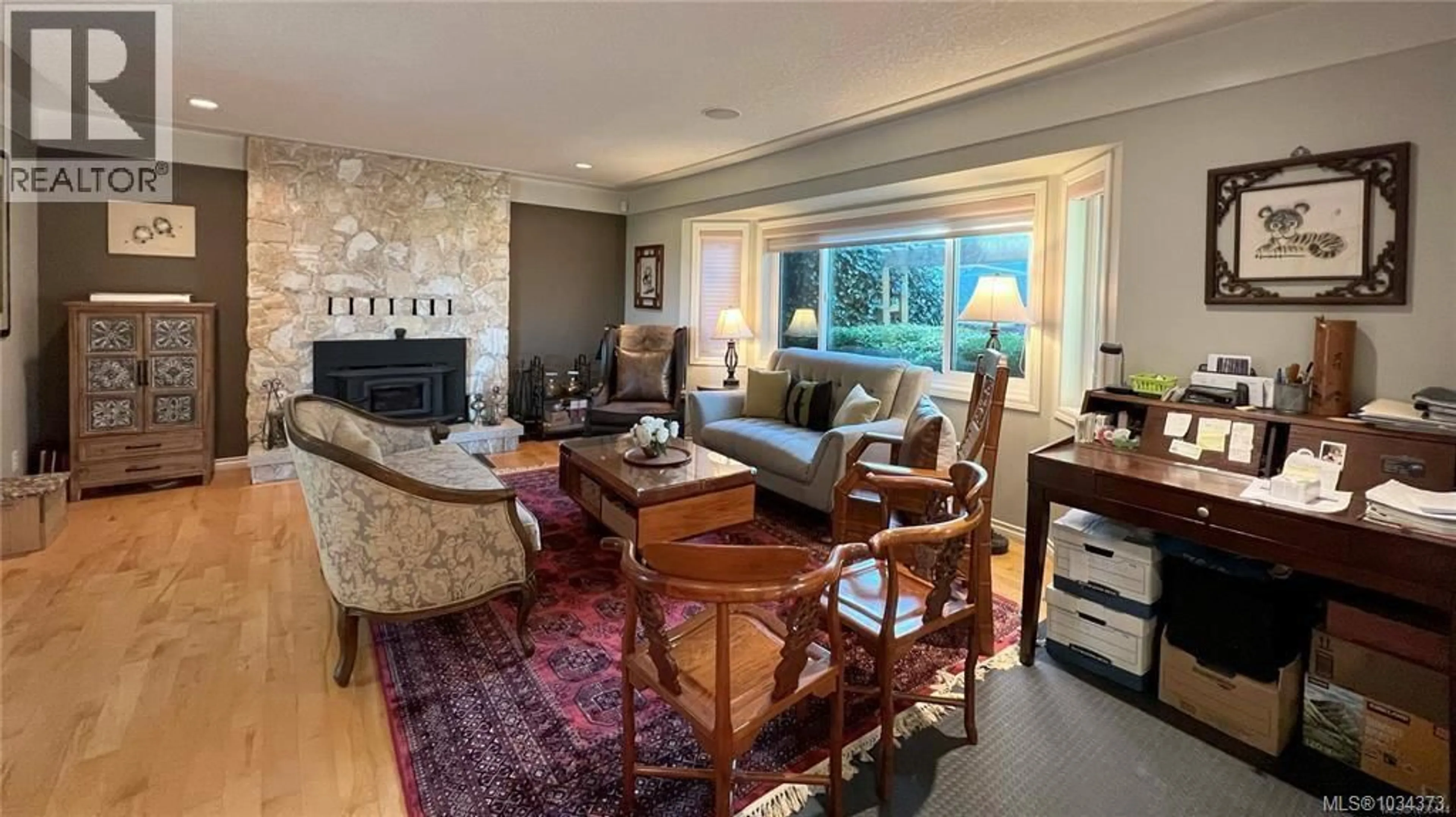 Living room with furniture, unknown for 986 SEAPEARL PLACE, Saanich British Columbia V8Y2X3