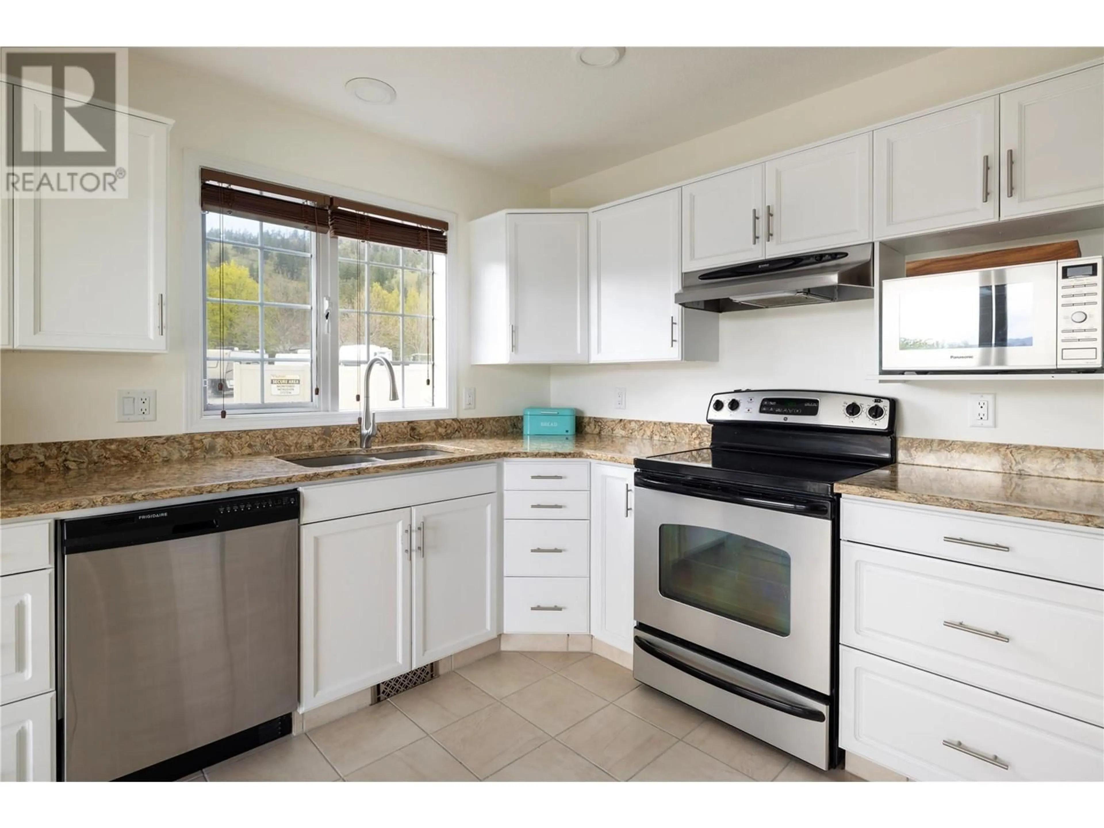 Standard kitchen, ceramic/tile floor for 133 - 595 YATES ROAD, Kelowna British Columbia V1V1P8