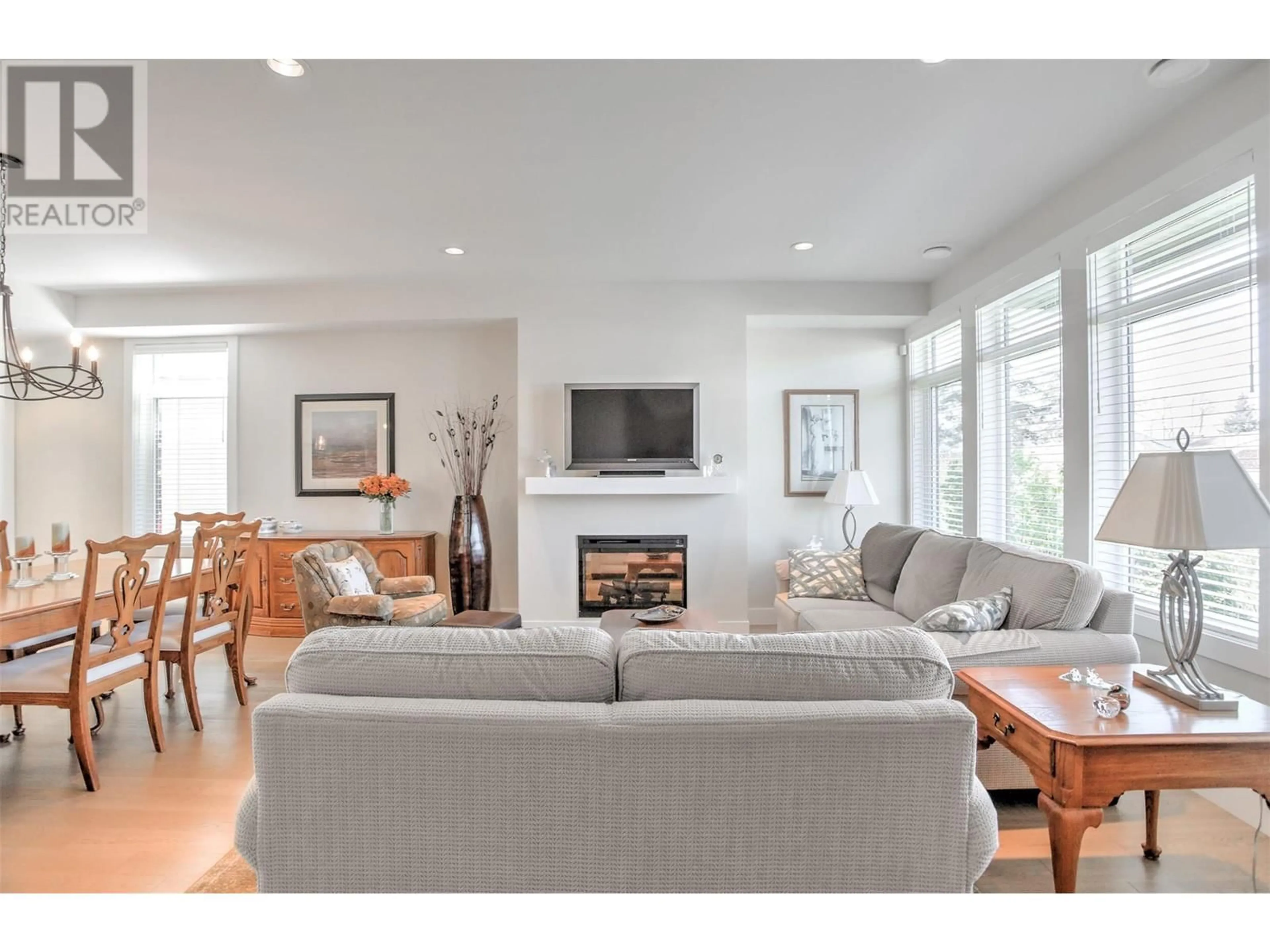 Living room with furniture, wood/laminate floor for 16 - 1102 CAMERON AVENUE, Kelowna British Columbia V1Y0B2