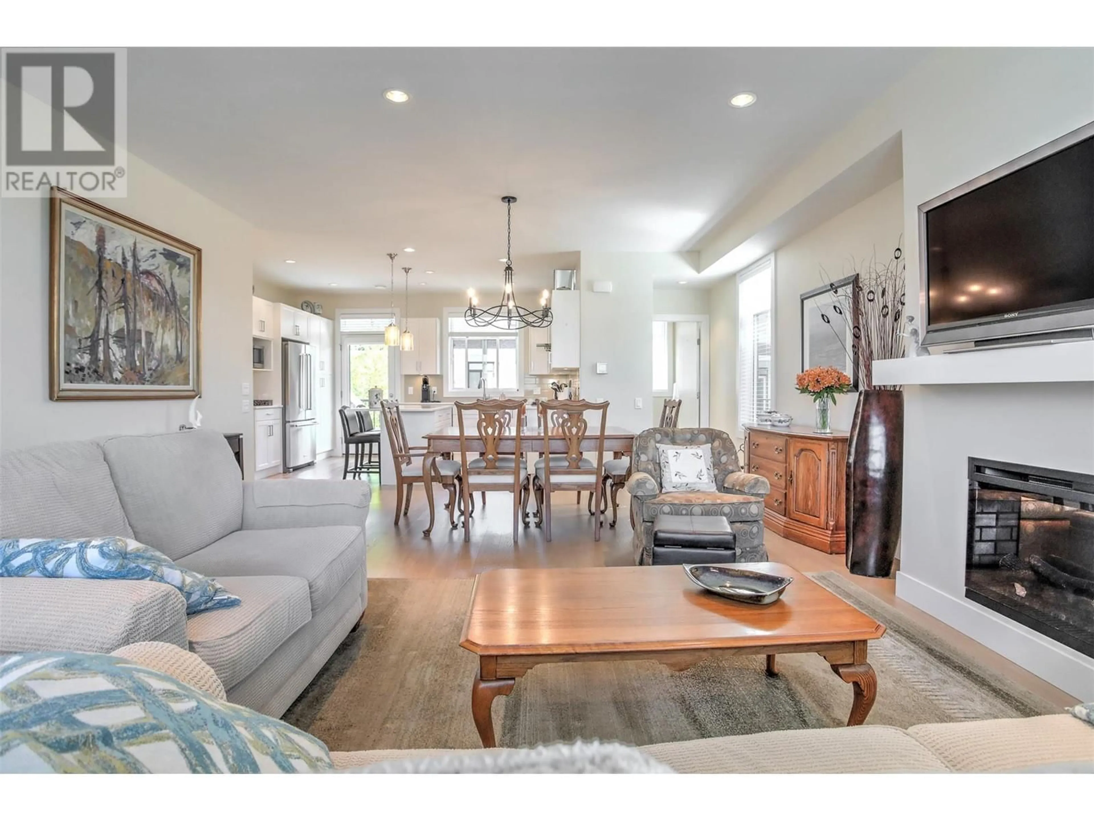 Living room with furniture, unknown for 16 - 1102 CAMERON AVENUE, Kelowna British Columbia V1Y0B2