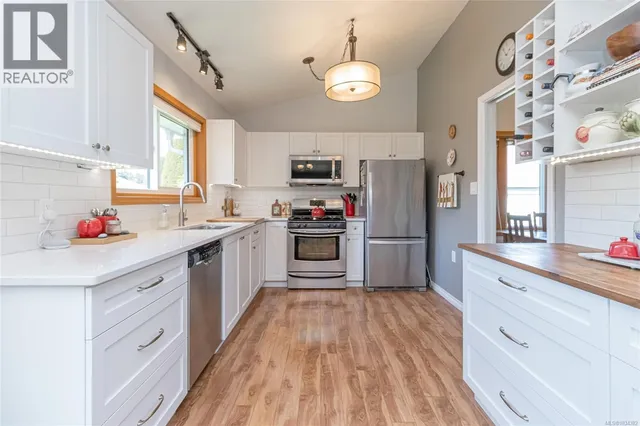 810 COLONIA DRIVE, Ladysmith 5