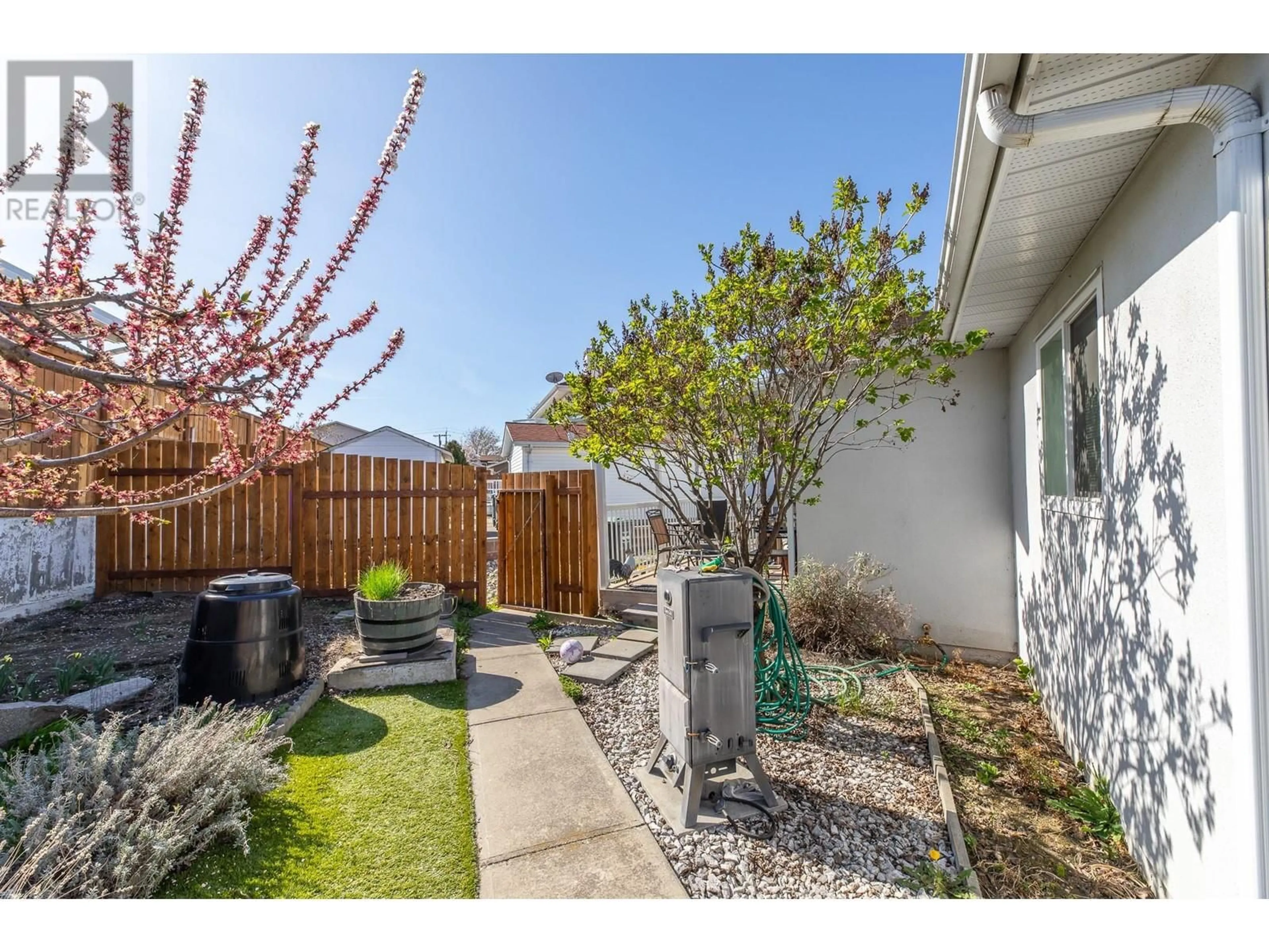 Patio, street for 162 COLDRON COURT, Penticton British Columbia V2A8G9
