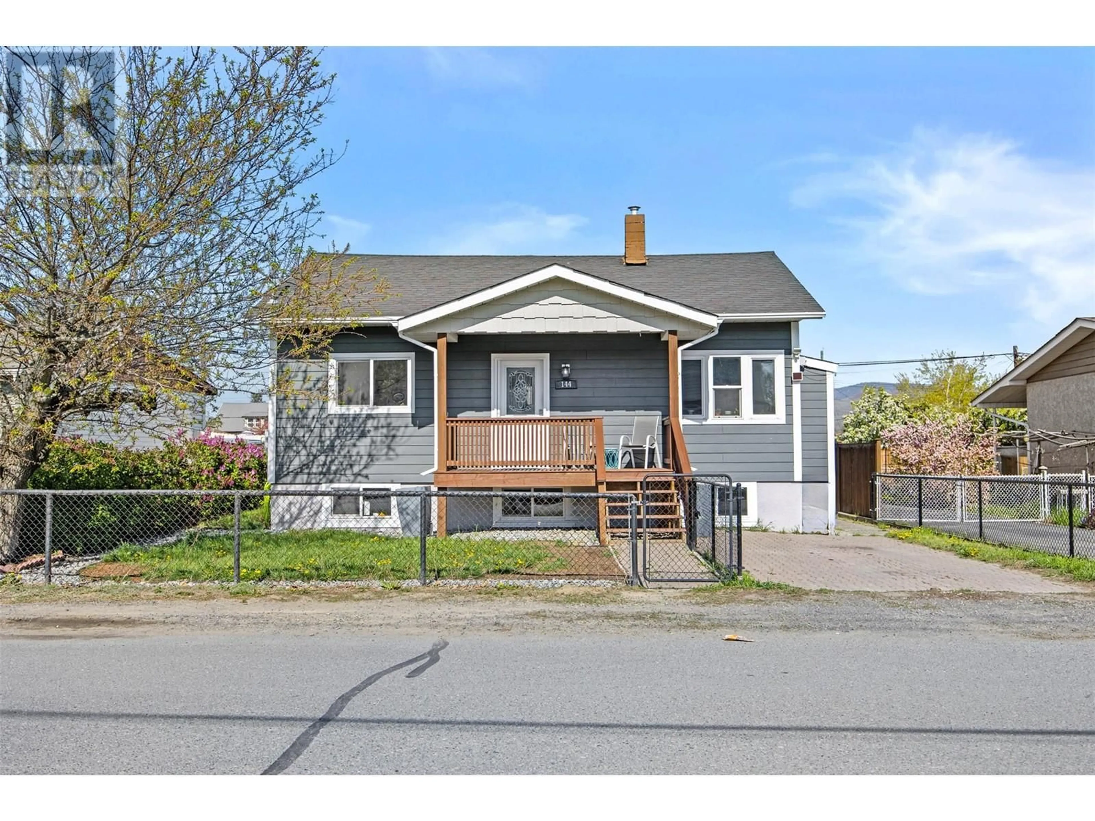 Home with vinyl exterior material, street for 144 PARK STREET, Kamloops British Columbia V2B4A5