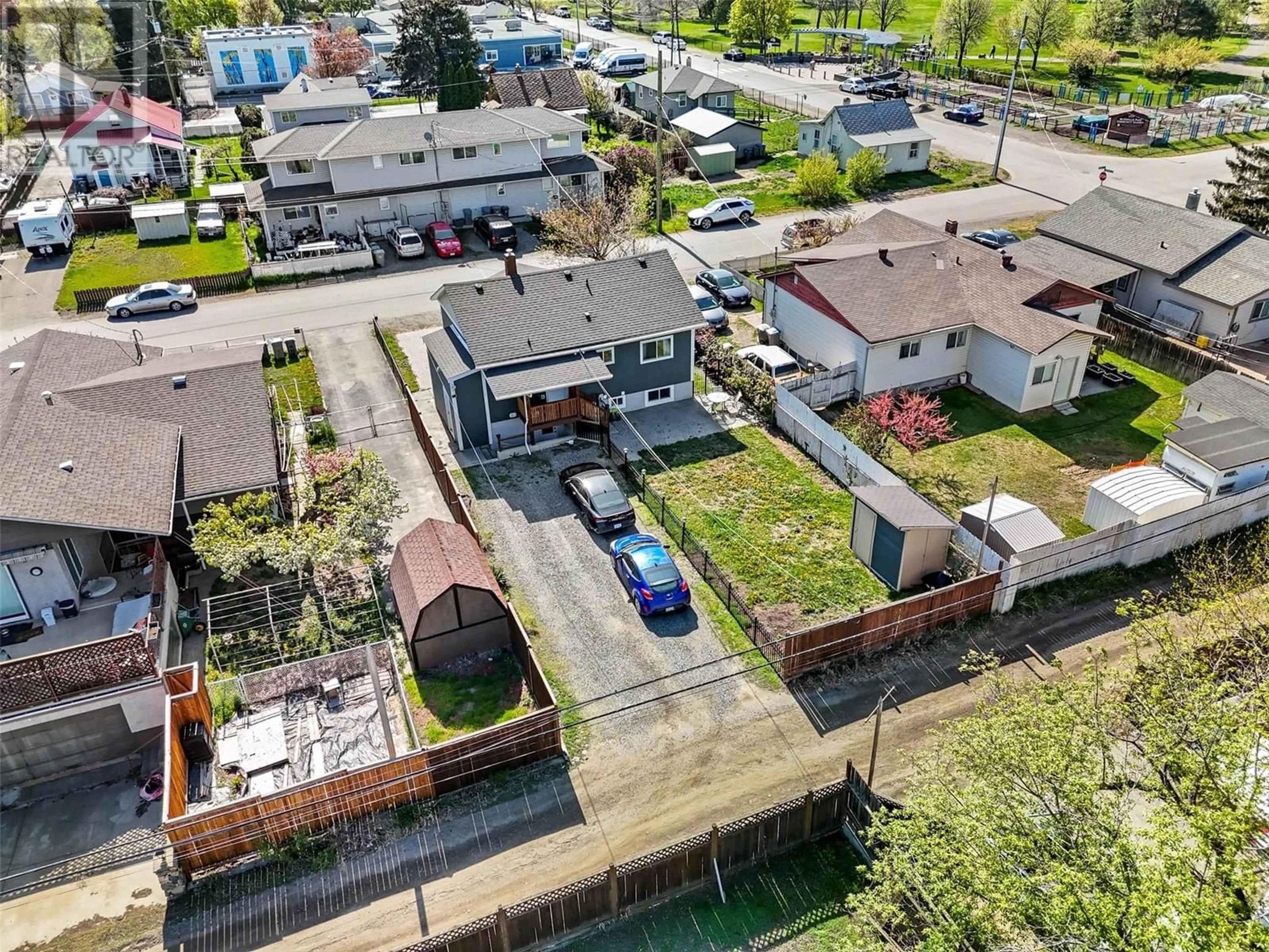 A pic from outside/outdoor area/front of a property/back of a property/a pic from drone, street for 144 PARK STREET, Kamloops British Columbia V2B4A5