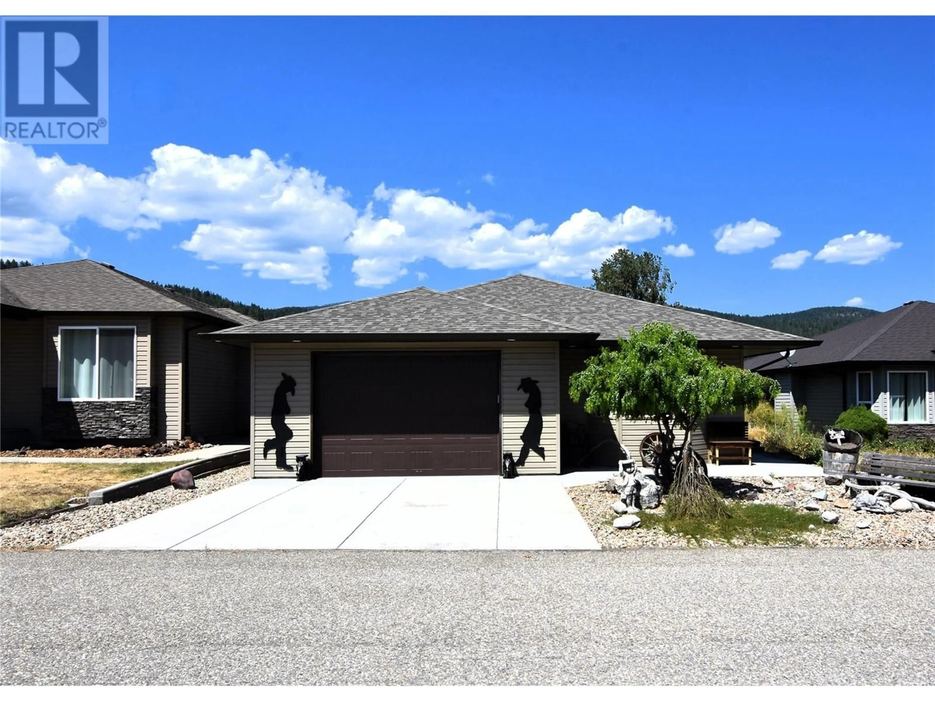 Home with vinyl exterior material, street for 494 KINGFISHER AVENUE, Vernon British Columbia V1H2A1