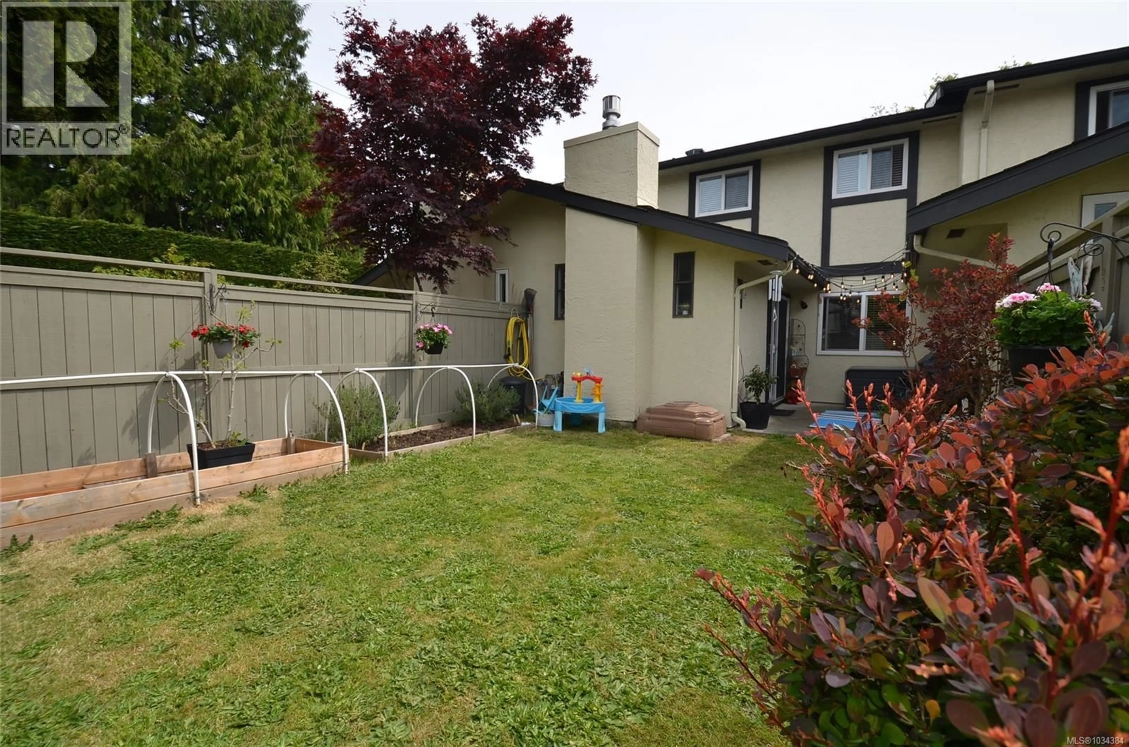 A pic from outside/outdoor area/front of a property/back of a property/a pic from drone, street for 20 - 1741 MCKENZIE AVENUE, Saanich British Columbia V8N1A6