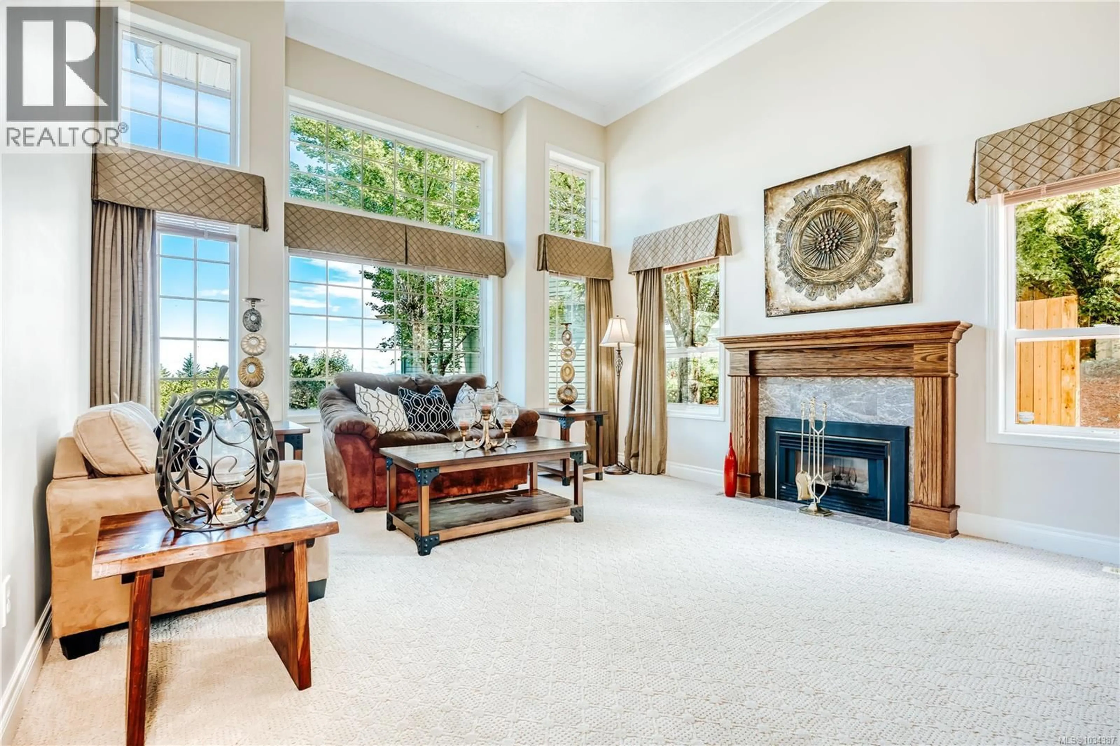 Living room with furniture, carpet floor for 5352 COASTVIEW PLACE, Nanaimo British Columbia V9T5Z9