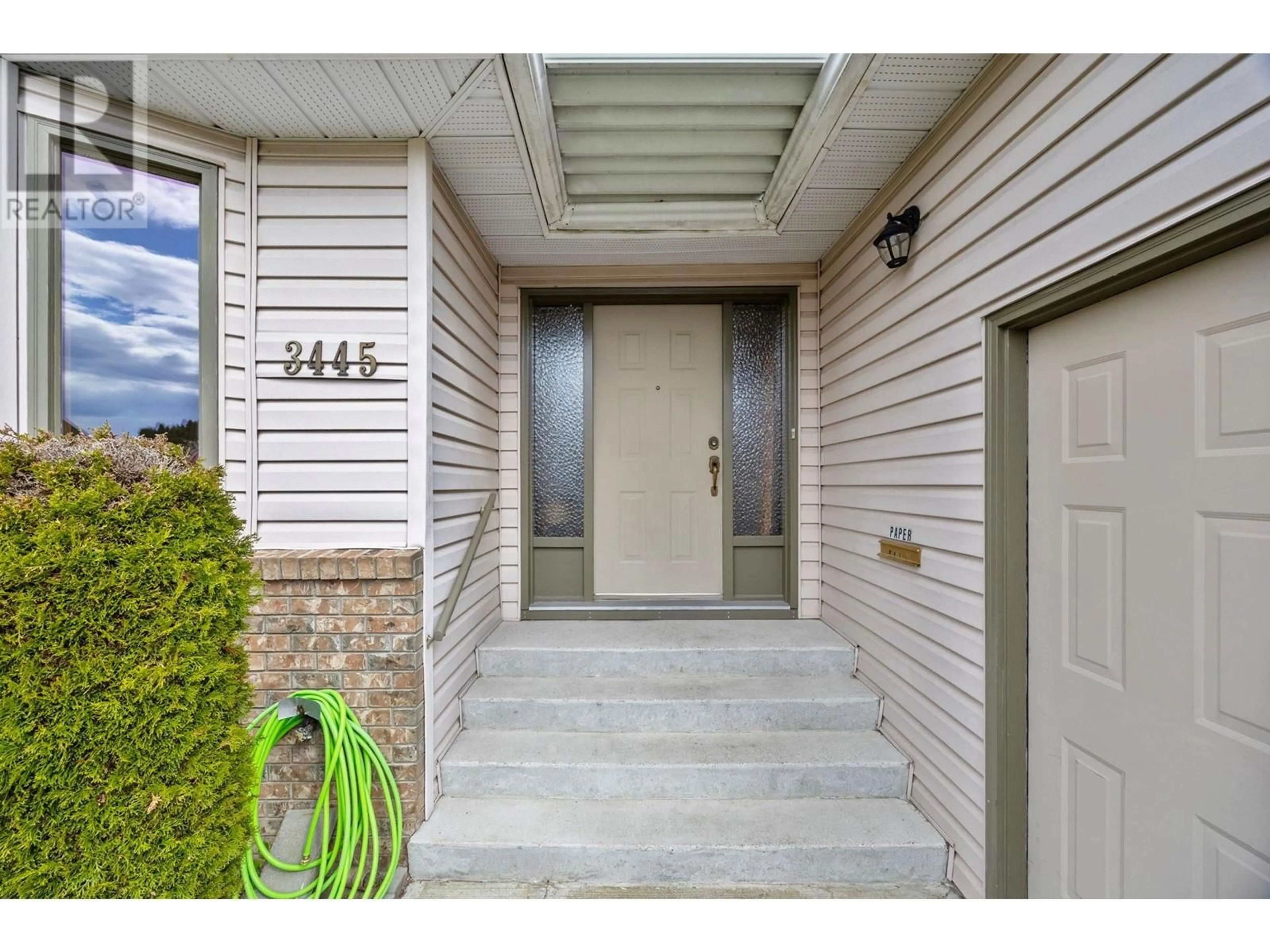 Indoor entryway for 3445 BARBERRY STREET, Kelowna British Columbia V1W3V6