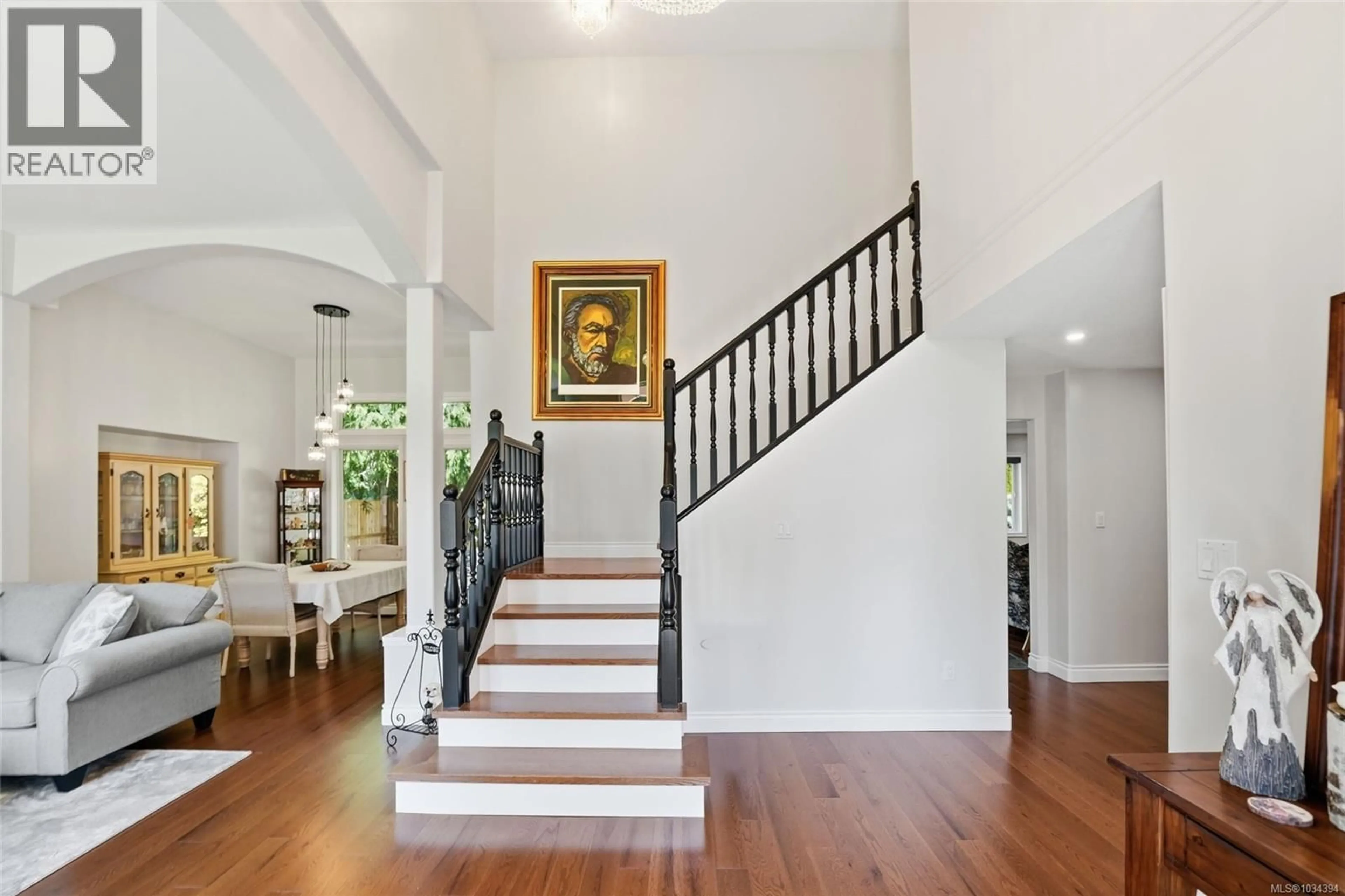 Indoor foyer for 589 BELYEA ROAD, Qualicum Beach British Columbia V9K1H3