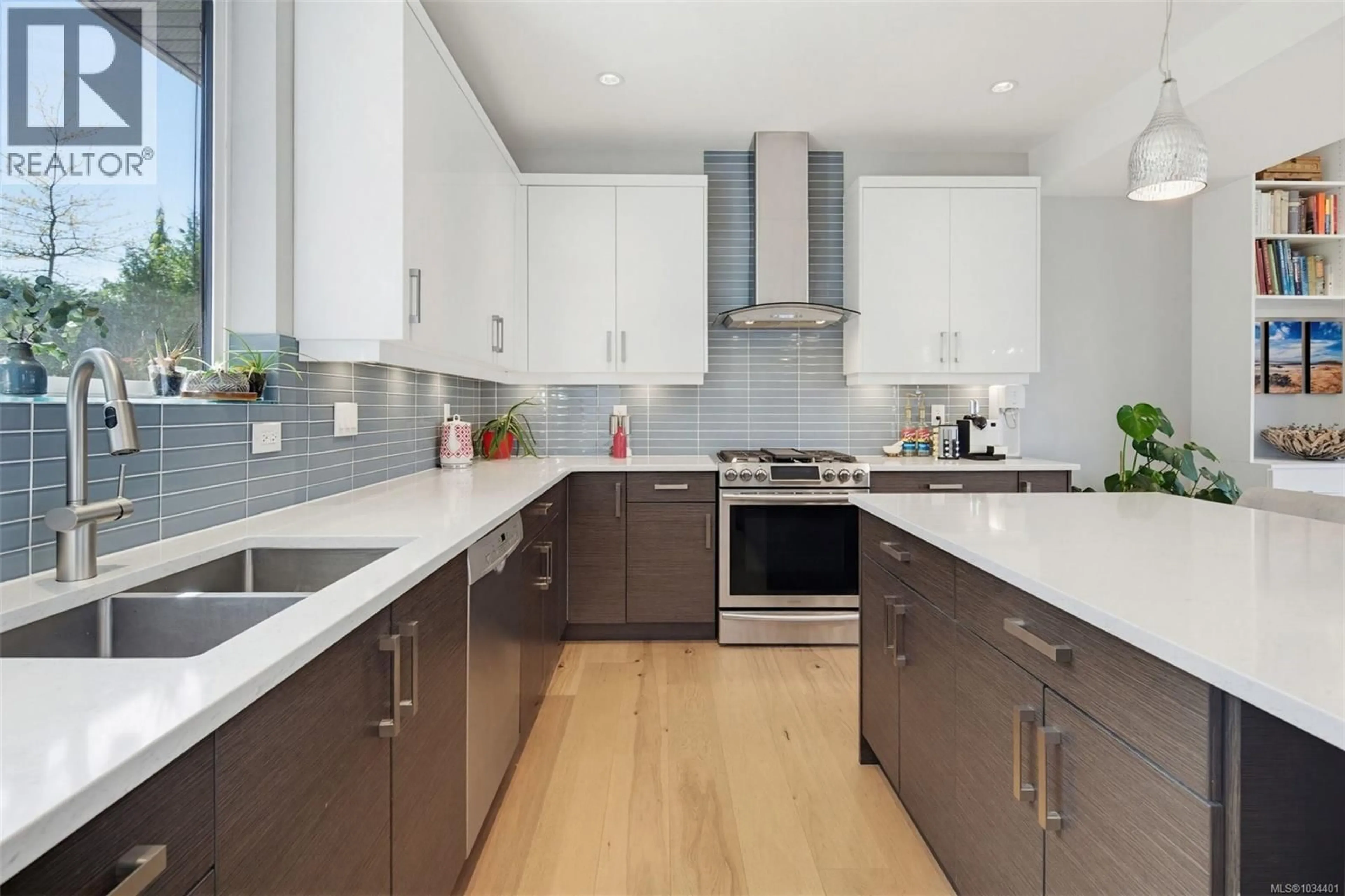 Contemporary kitchen, wood/laminate floor for 1163 RIVER ROCK PLACE, Highlands British Columbia V9B0S6
