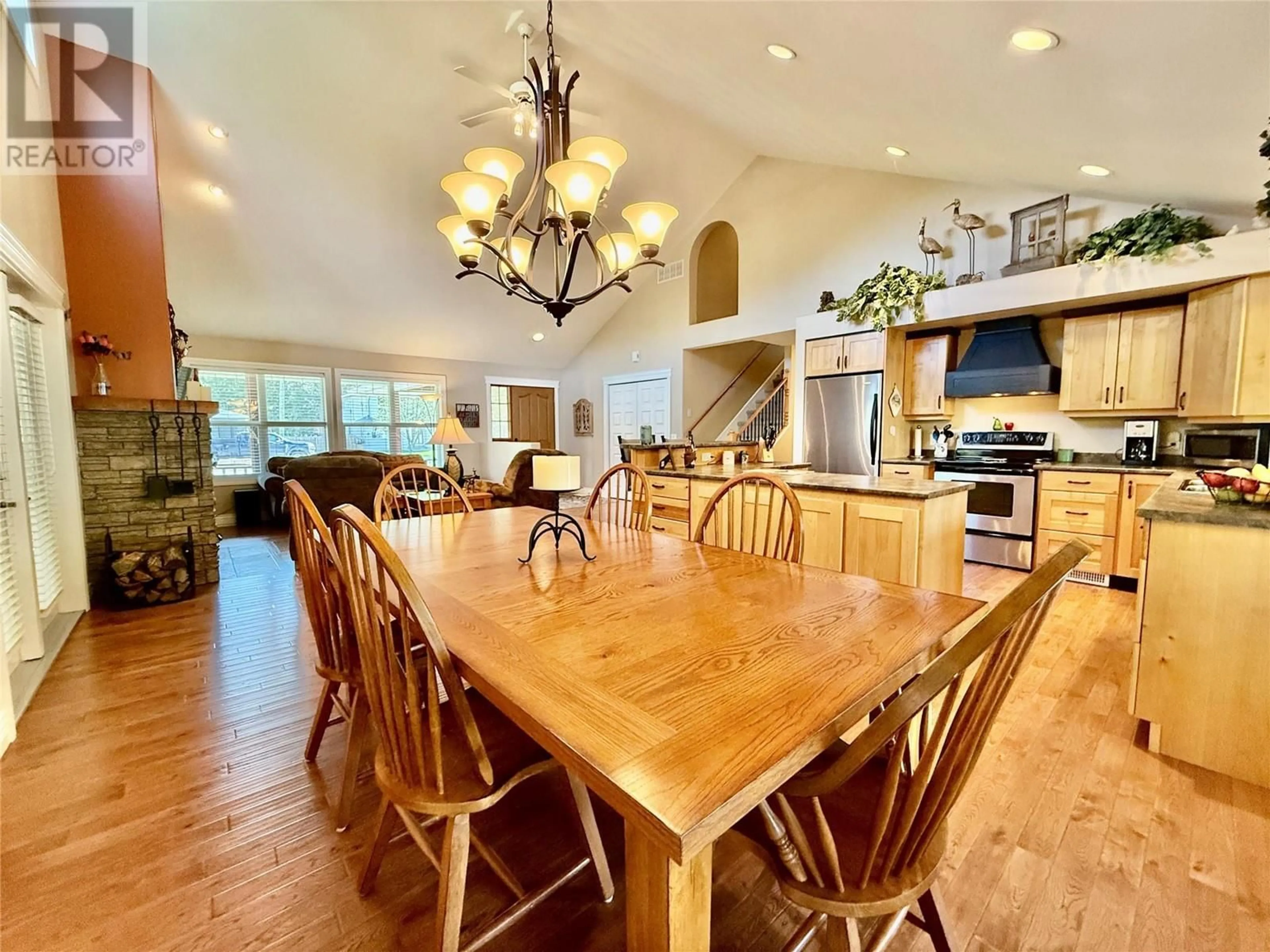 Dining room, wood/laminate floor for 730 HEMLOCK CRESCENT SOUTH, Sicamous British Columbia V0E2V1
