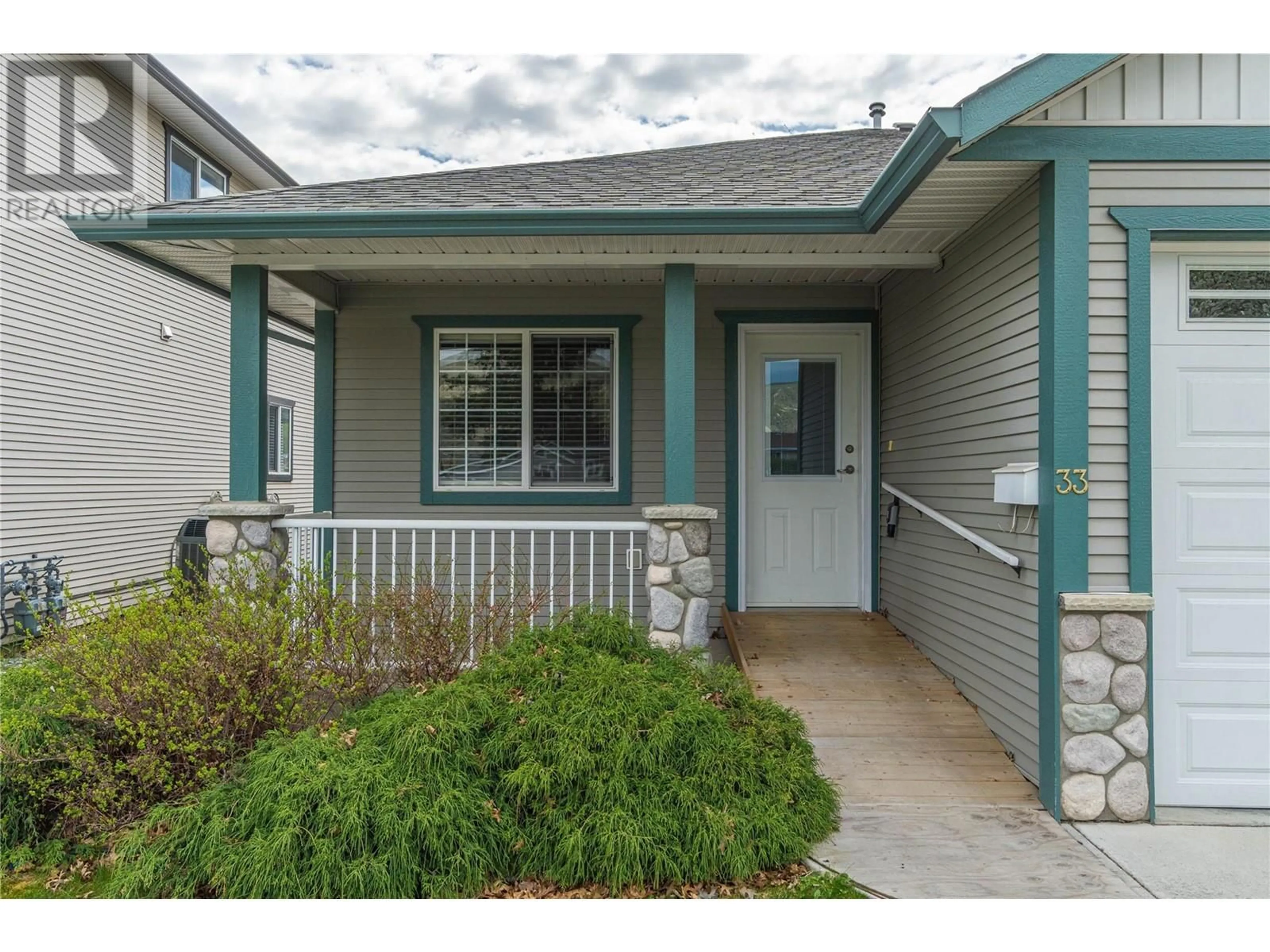 Home with vinyl exterior material, street for 33 - 1836 GREENFIELD AVENUE, Kamloops British Columbia V2B8T2