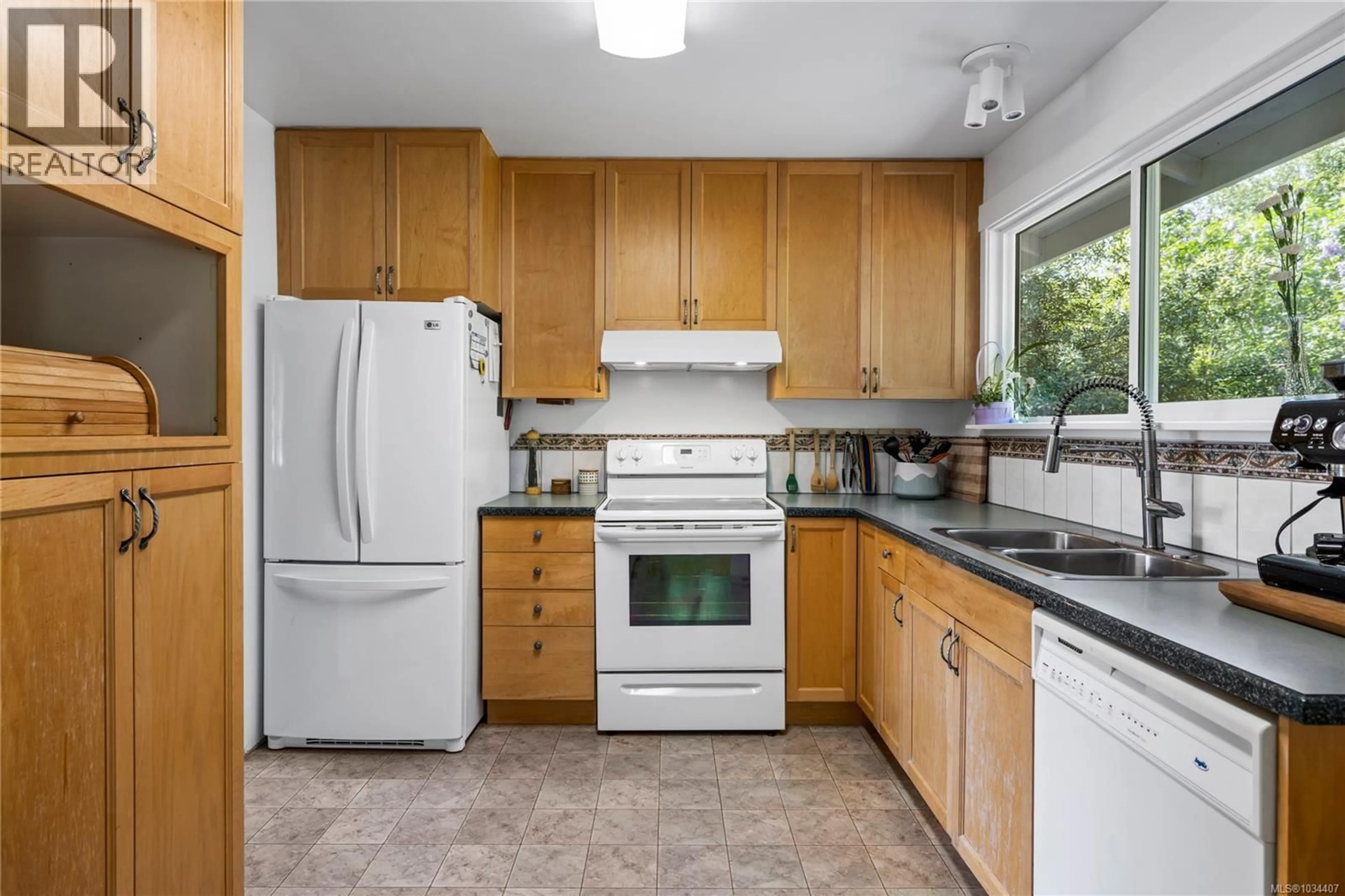 Standard kitchen, unknown for 1402 WHITE STREET, Nanaimo British Columbia V9S1J2