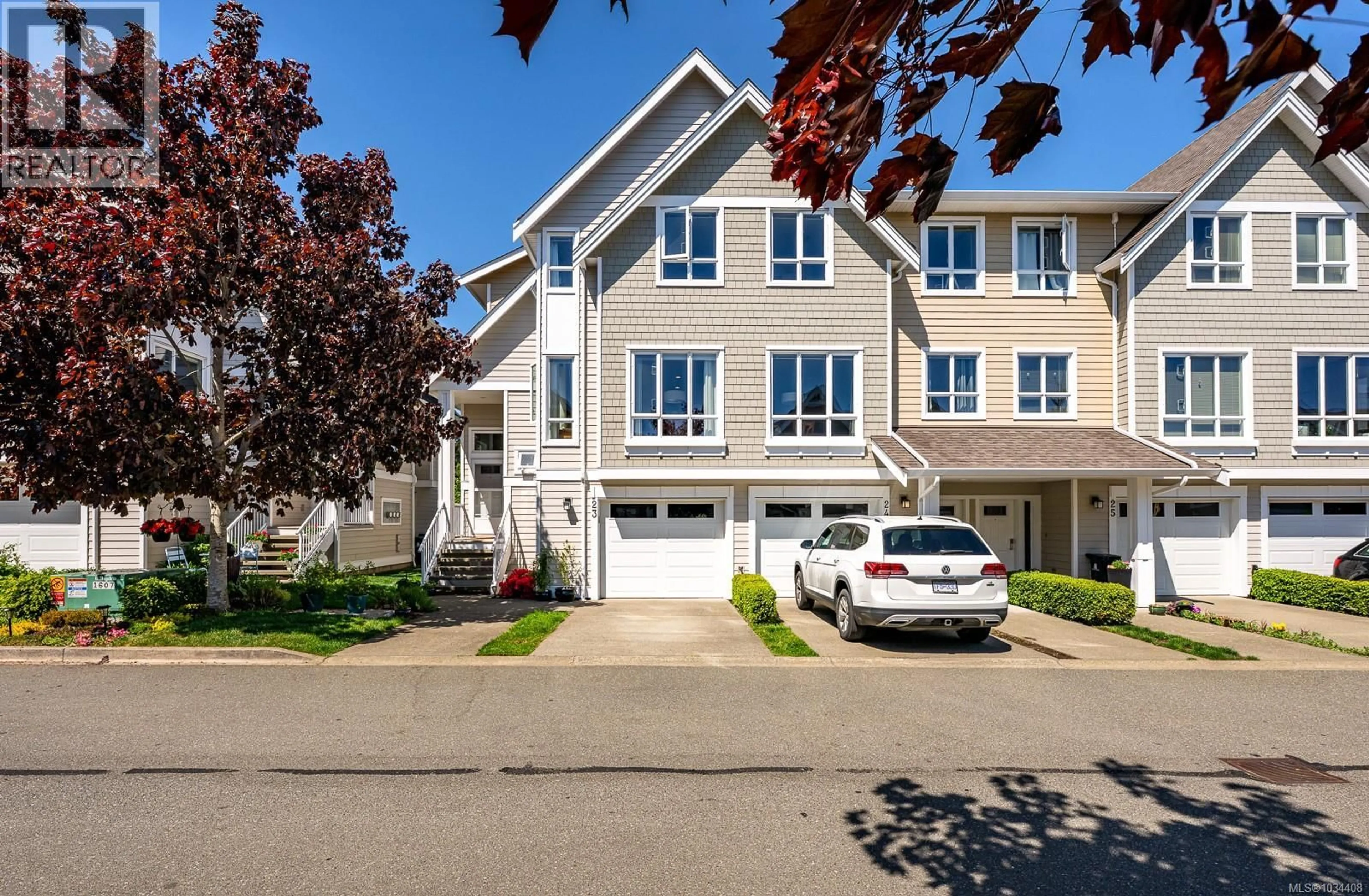 Home with vinyl exterior material, street for 23 - 700 LANCASTER WAY, Comox British Columbia V9M0B6