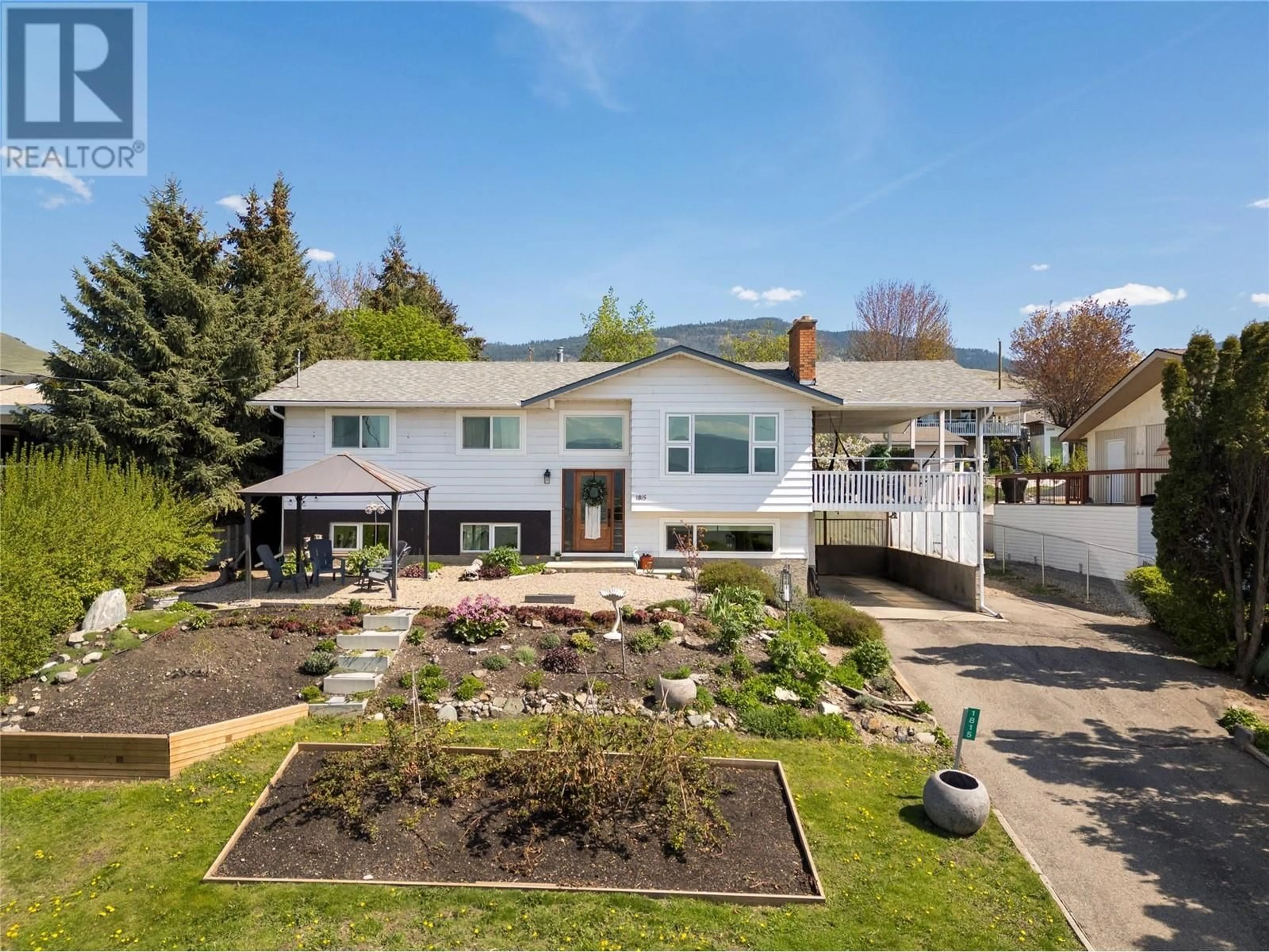 A pic from outside/outdoor area/front of a property/back of a property/a pic from drone, street for 1815 JONATHAN ROAD, Kelowna British Columbia V1P1A9
