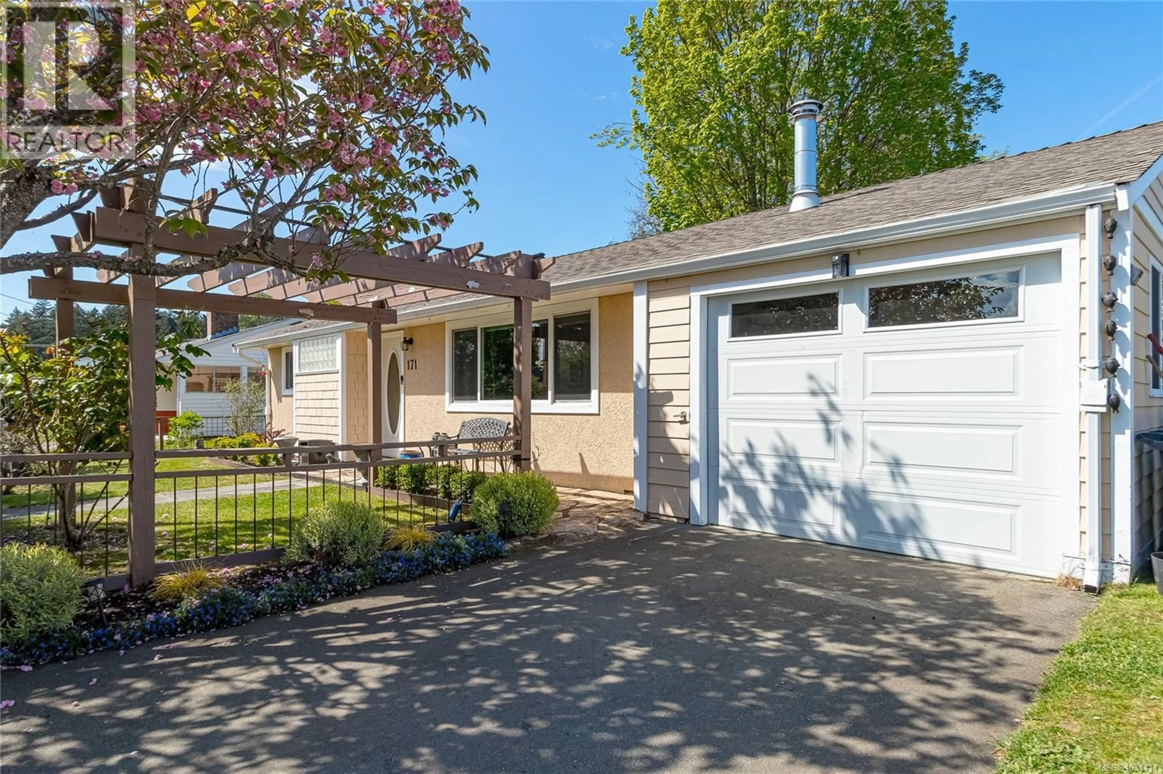 Home with vinyl exterior material, street for 171 STANFORD AVENUE WEST, Parksville British Columbia V9P1M2