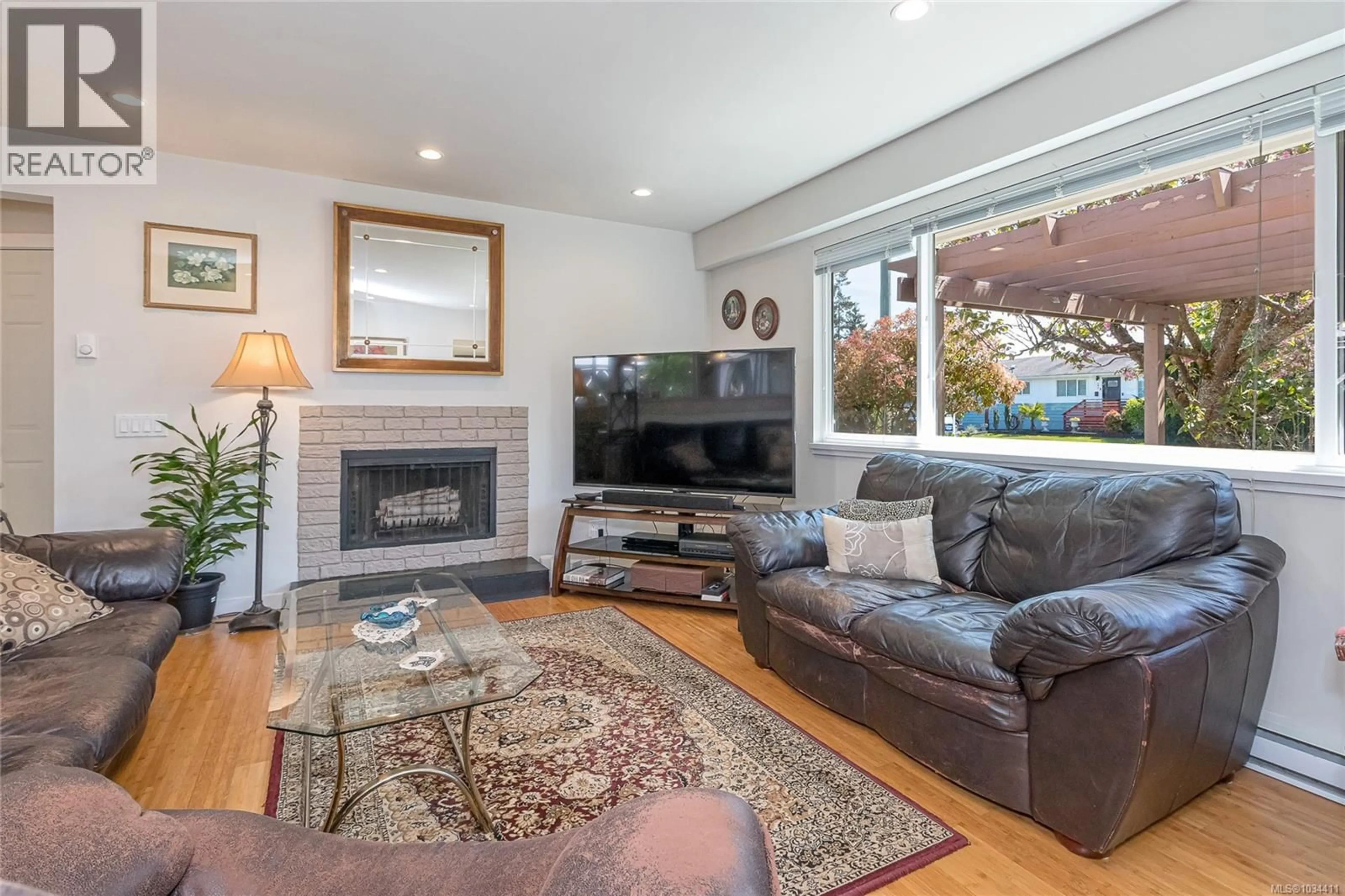 Living room with furniture, wood/laminate floor for 171 STANFORD AVENUE WEST, Parksville British Columbia V9P1M2