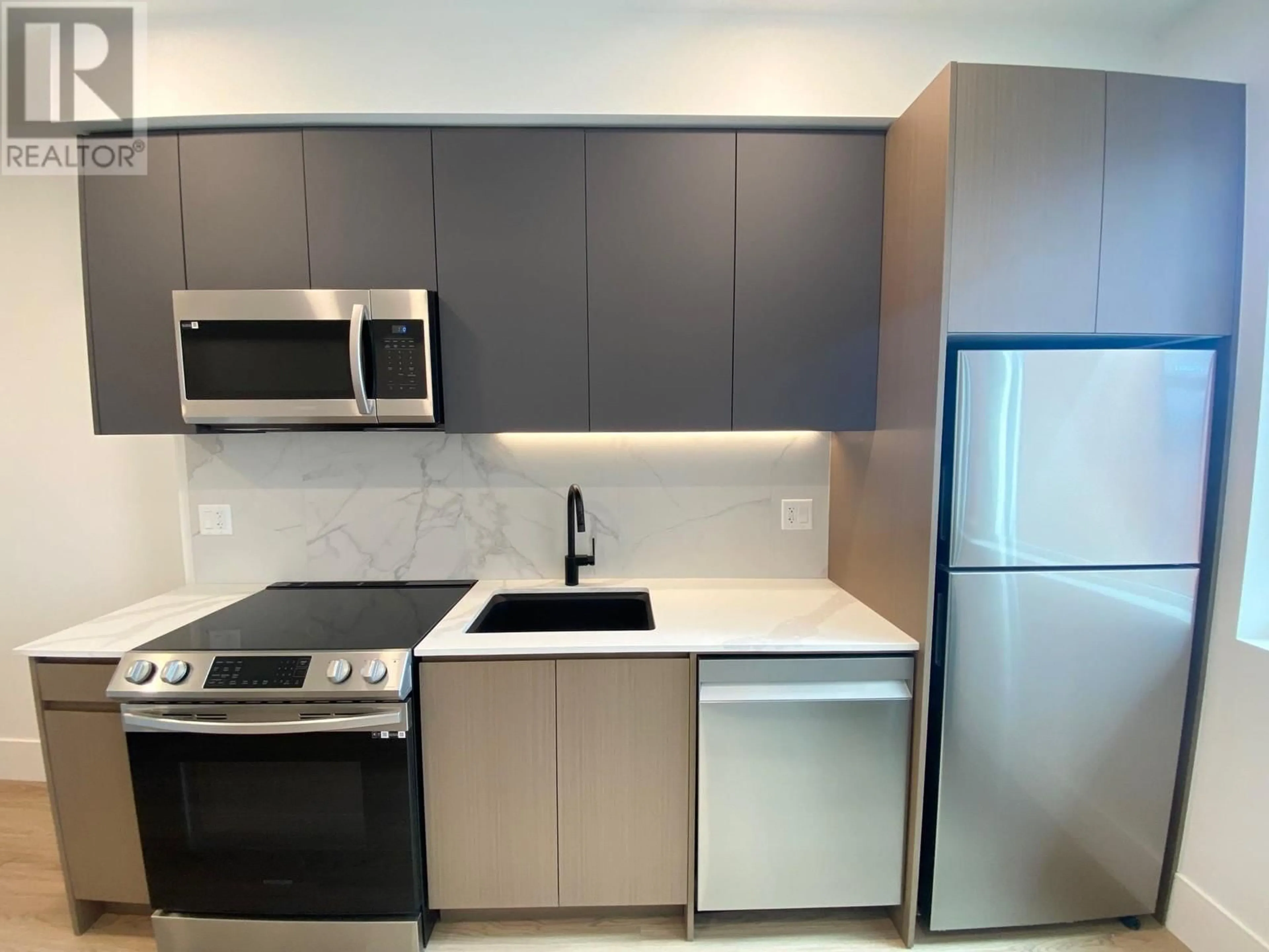 Standard kitchen, unknown for 420 - 720 KLO ROAD, Kelowna British Columbia V1Y4X5