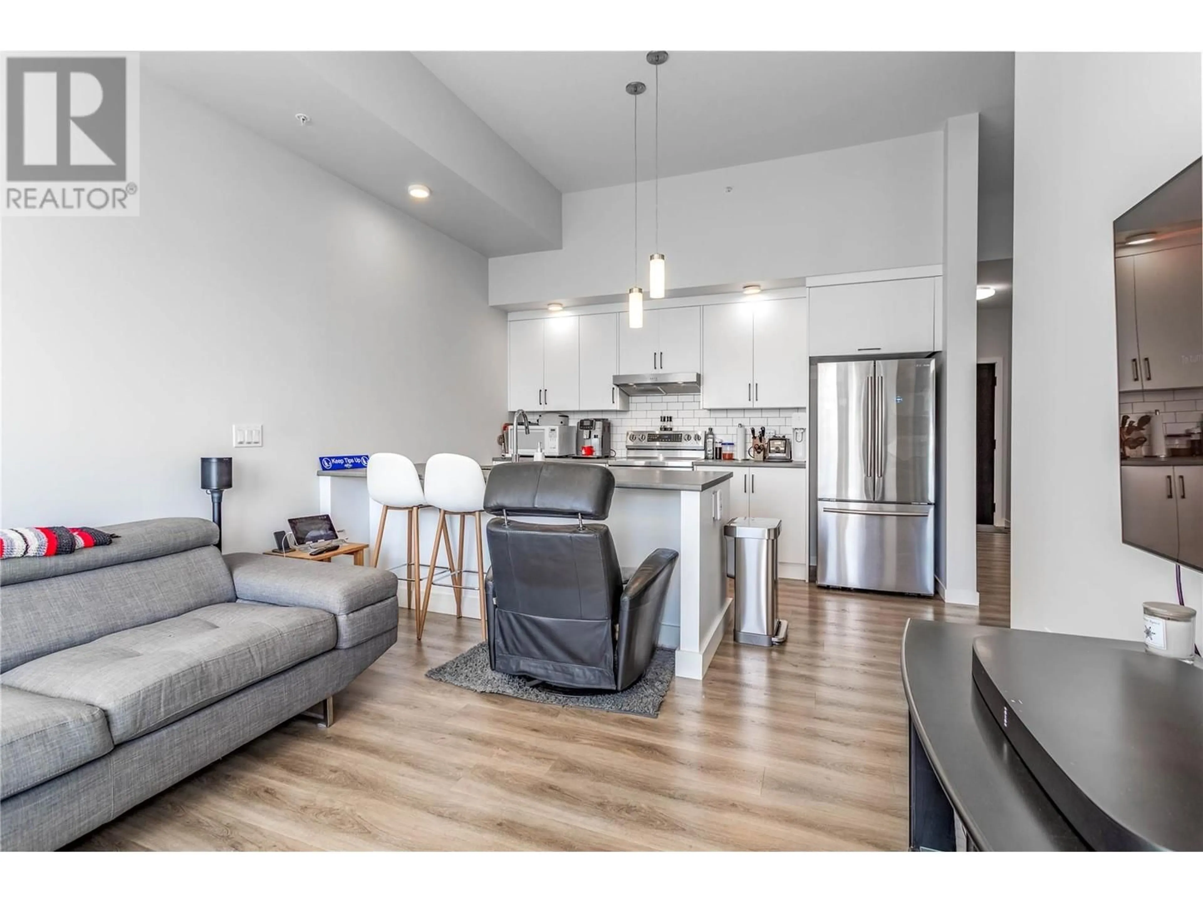 Open concept kitchen, wood/laminate floor for 606 - 1215 ST PAUL STREET, Kelowna British Columbia V1Y2C7