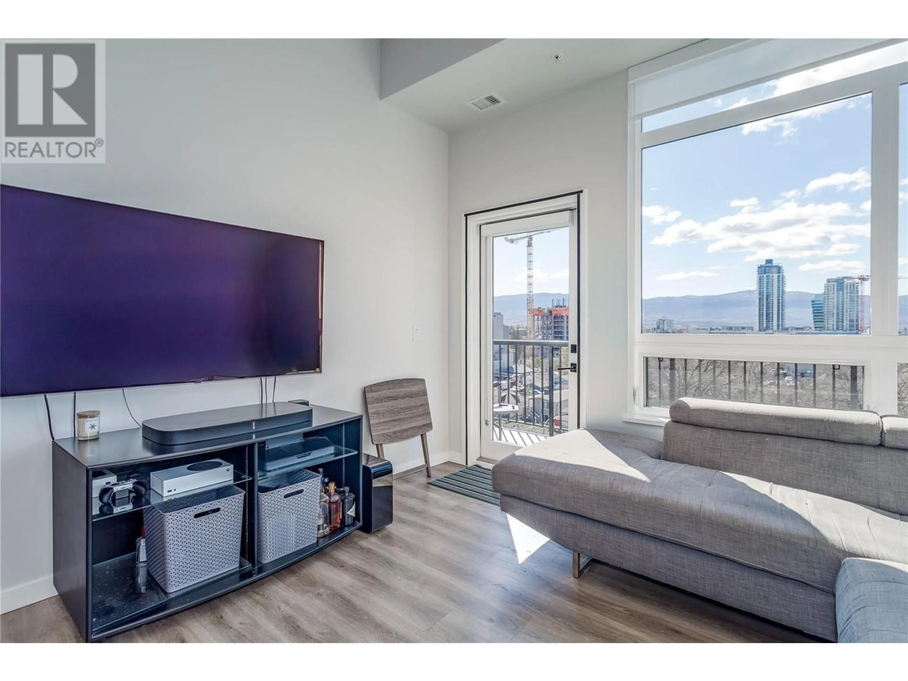 Living room with furniture, unknown for 606 - 1215 ST PAUL STREET, Kelowna British Columbia V1Y2C7