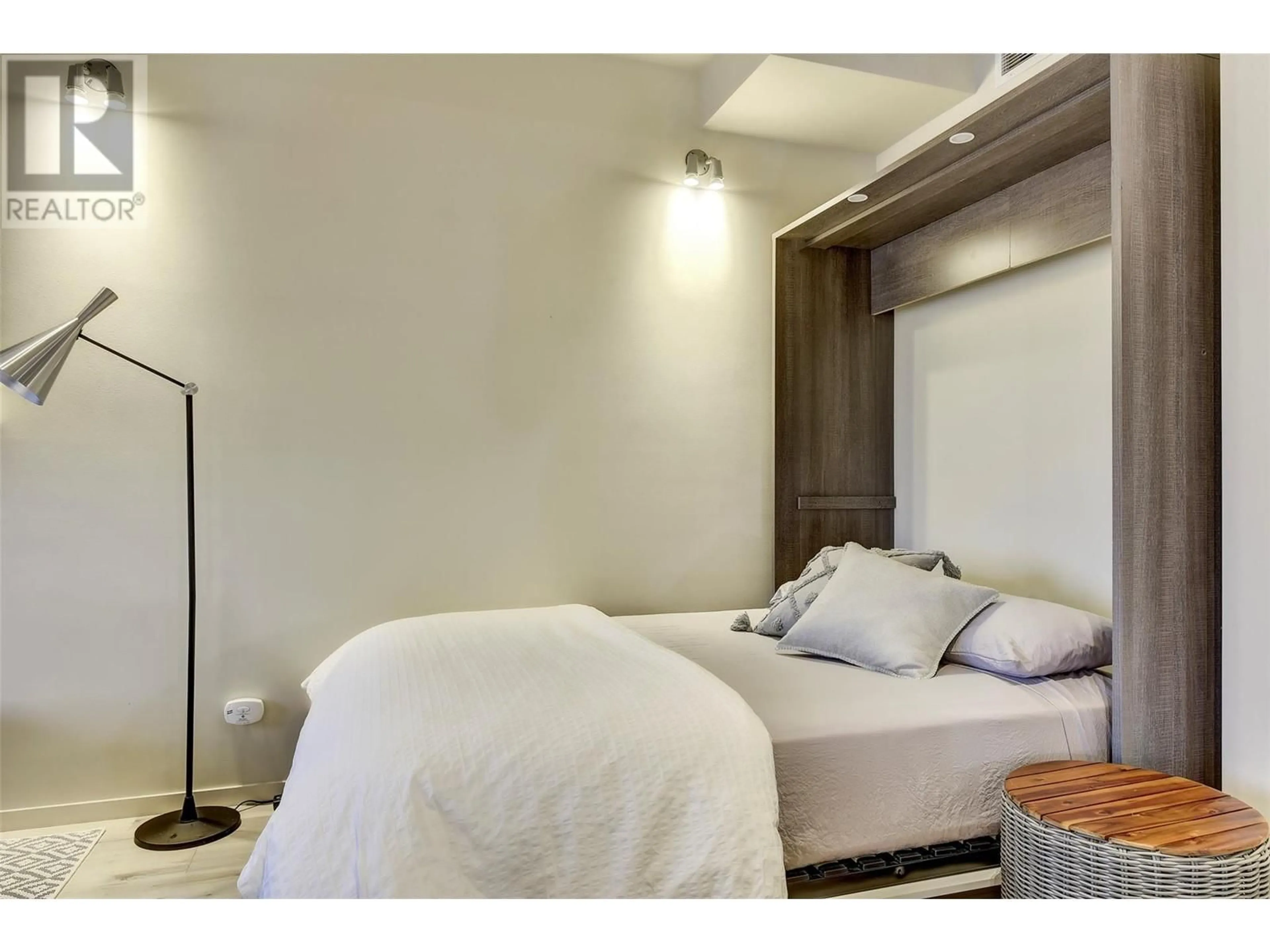 Bedroom with bed, wood/laminate floor for 604 - 1350 ST PAUL STREET, Kelowna British Columbia V1Y2E1