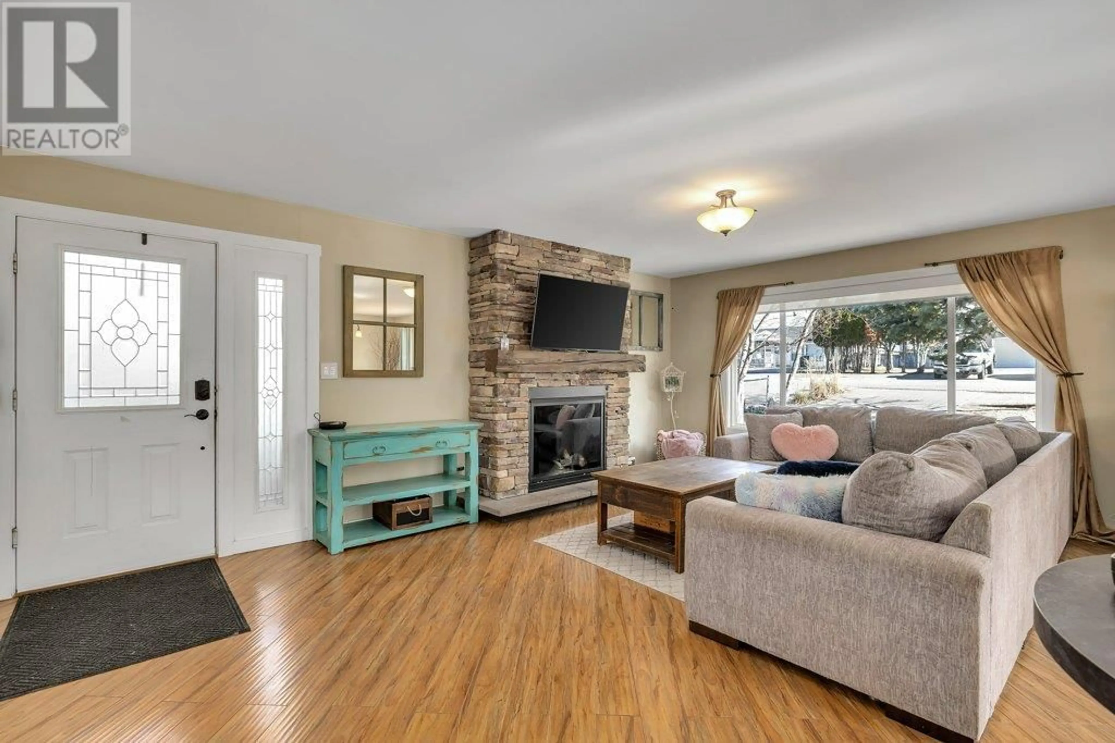 Living room with furniture, unknown for 504 STANLEY CRESCENT, Kelowna British Columbia V1W4L8