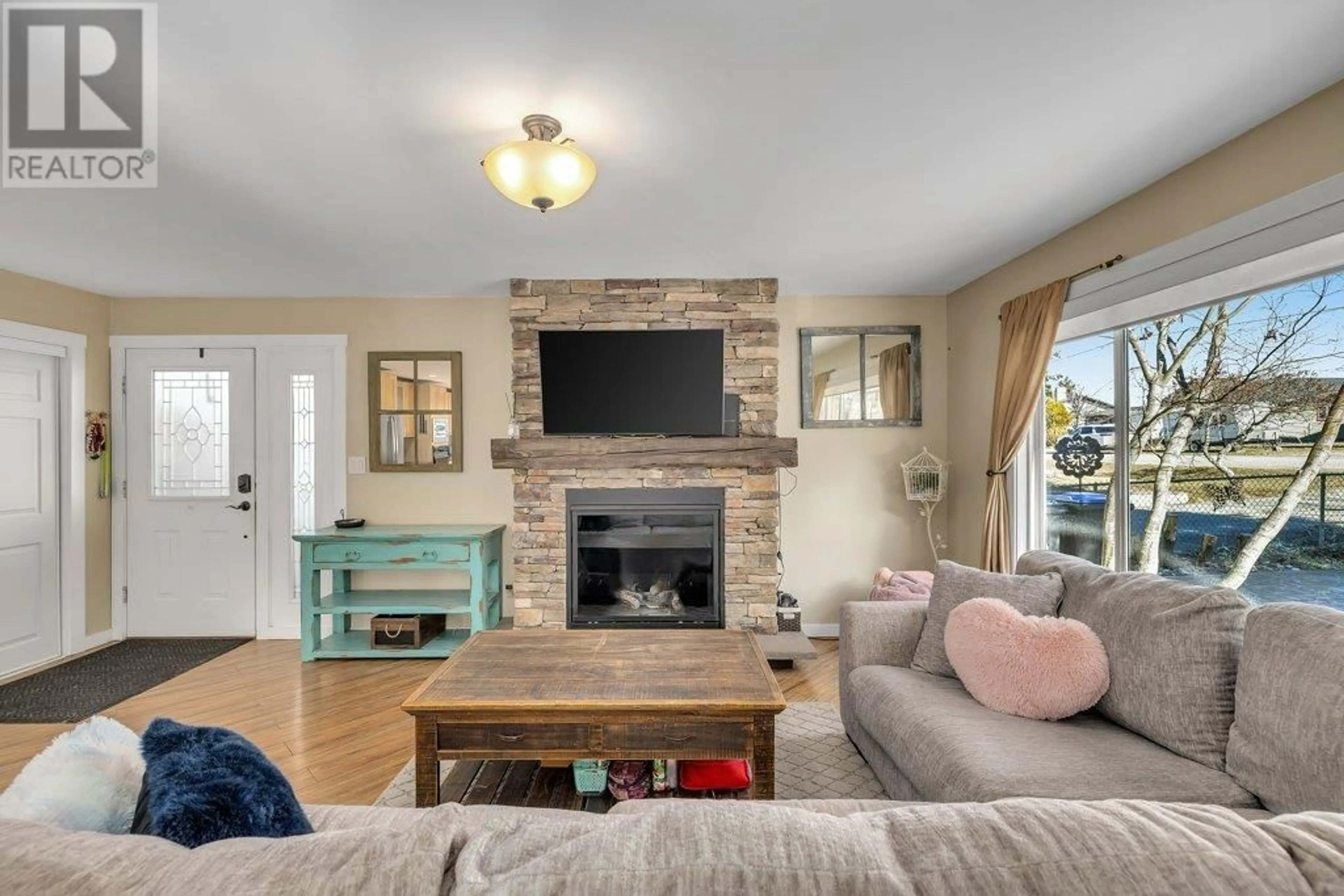 Living room with furniture, unknown for 504 STANLEY CRESCENT, Kelowna British Columbia V1W4L8