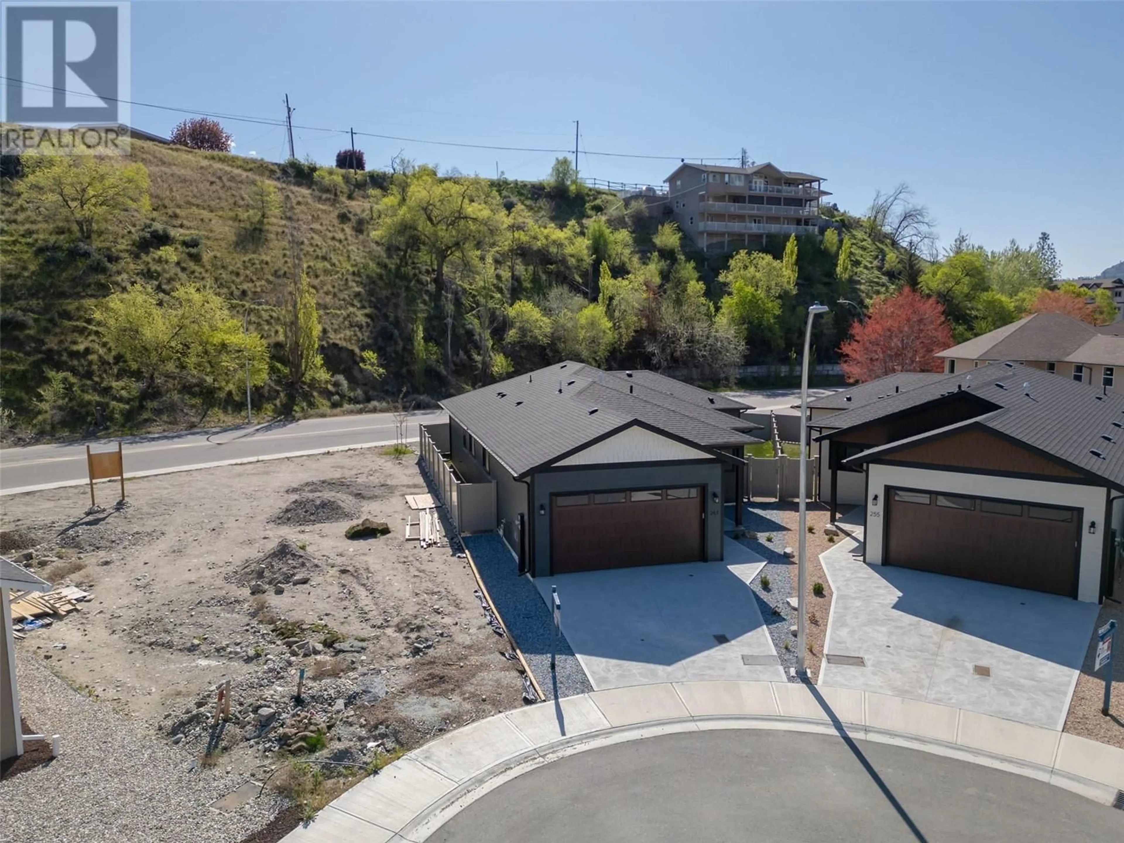 A pic from outside/outdoor area/front of a property/back of a property/a pic from drone, street for 261 BENTGRASS AVENUE, Oliver British Columbia V0H1T3