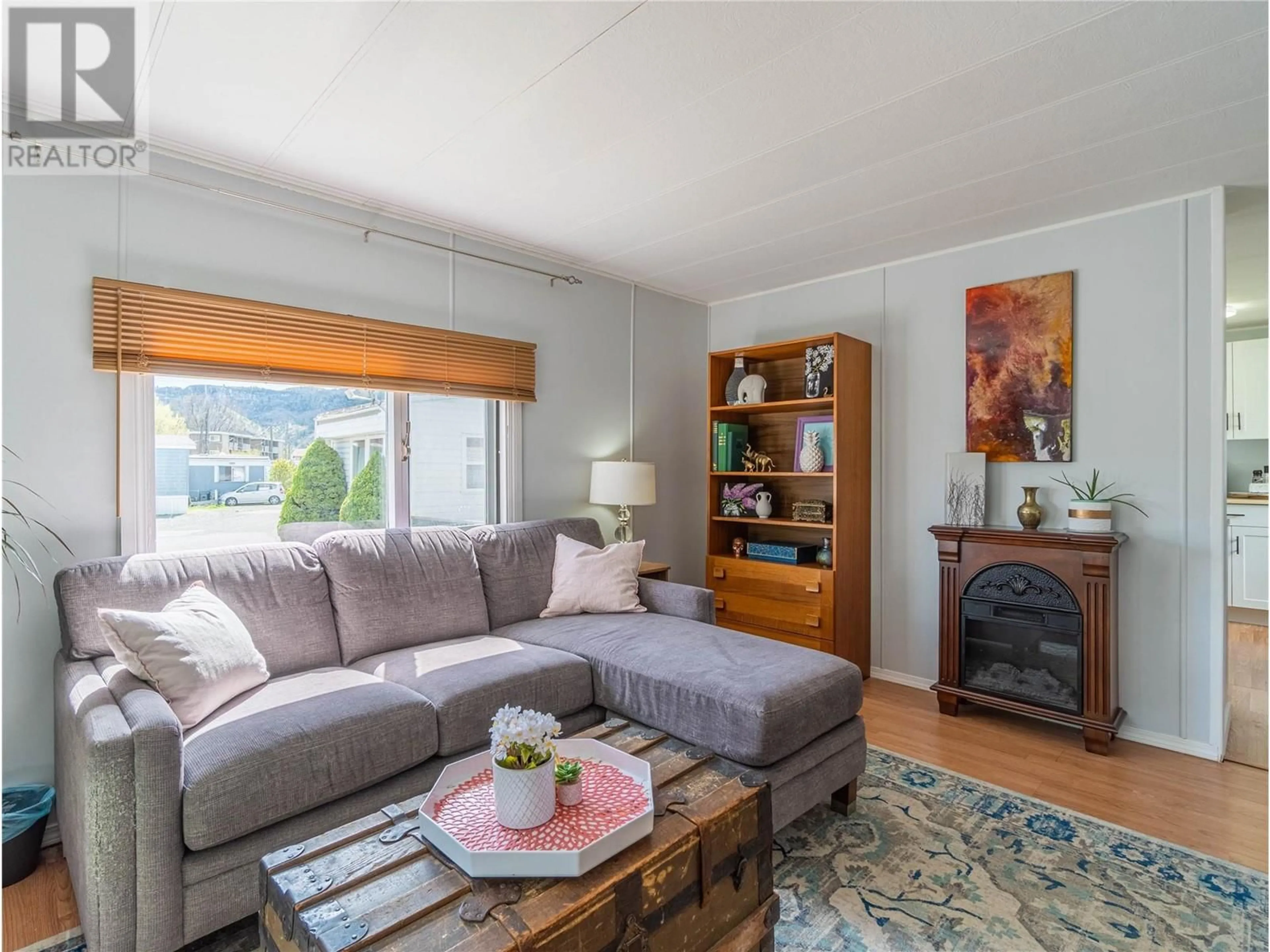 Living room with furniture, wood/laminate floor for 32 ALBERT STREET OTHER, Kamloops British Columbia V2B4E8