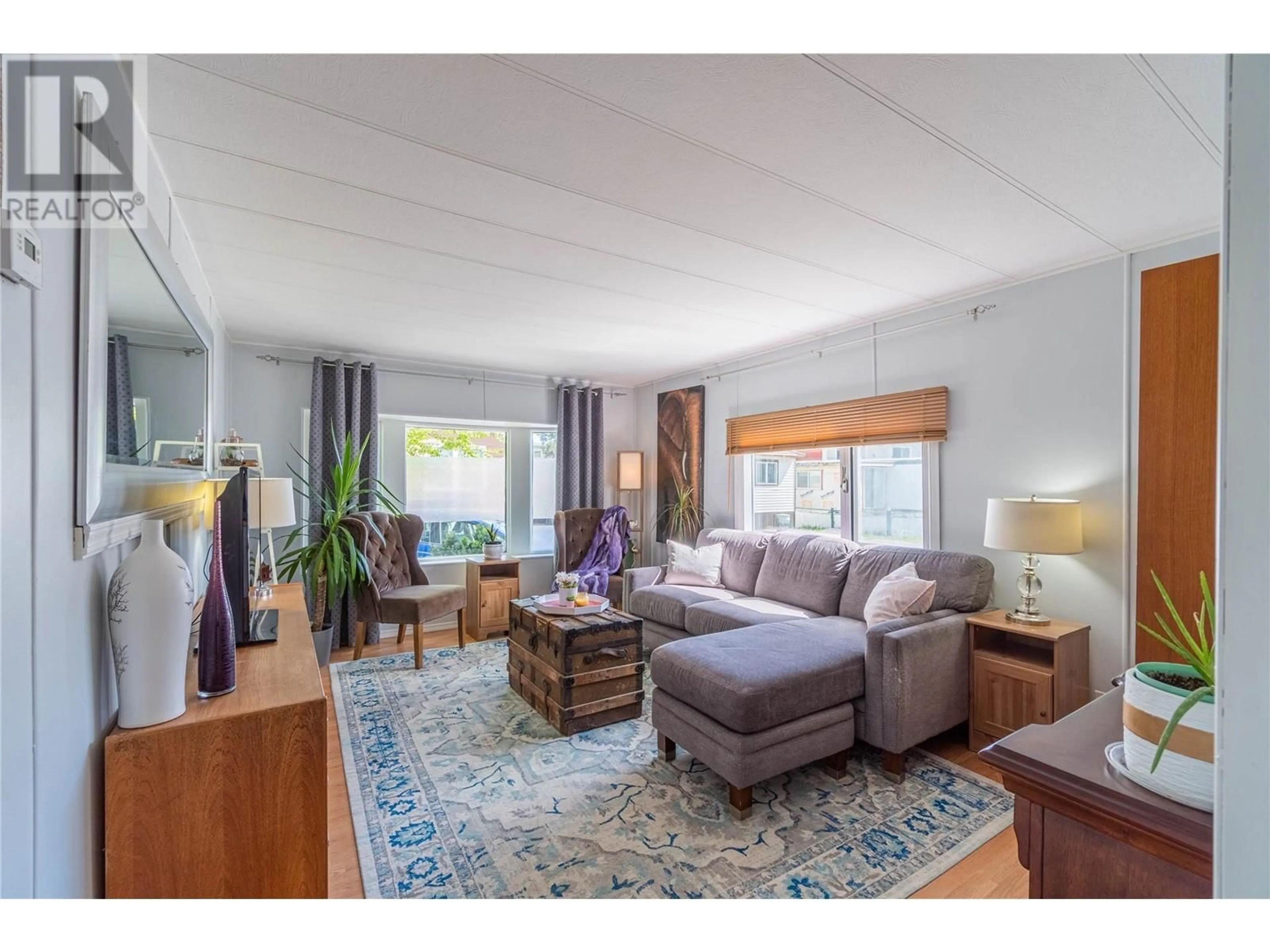 Living room with furniture, wood/laminate floor for 32 ALBERT STREET OTHER, Kamloops British Columbia V2B4E8