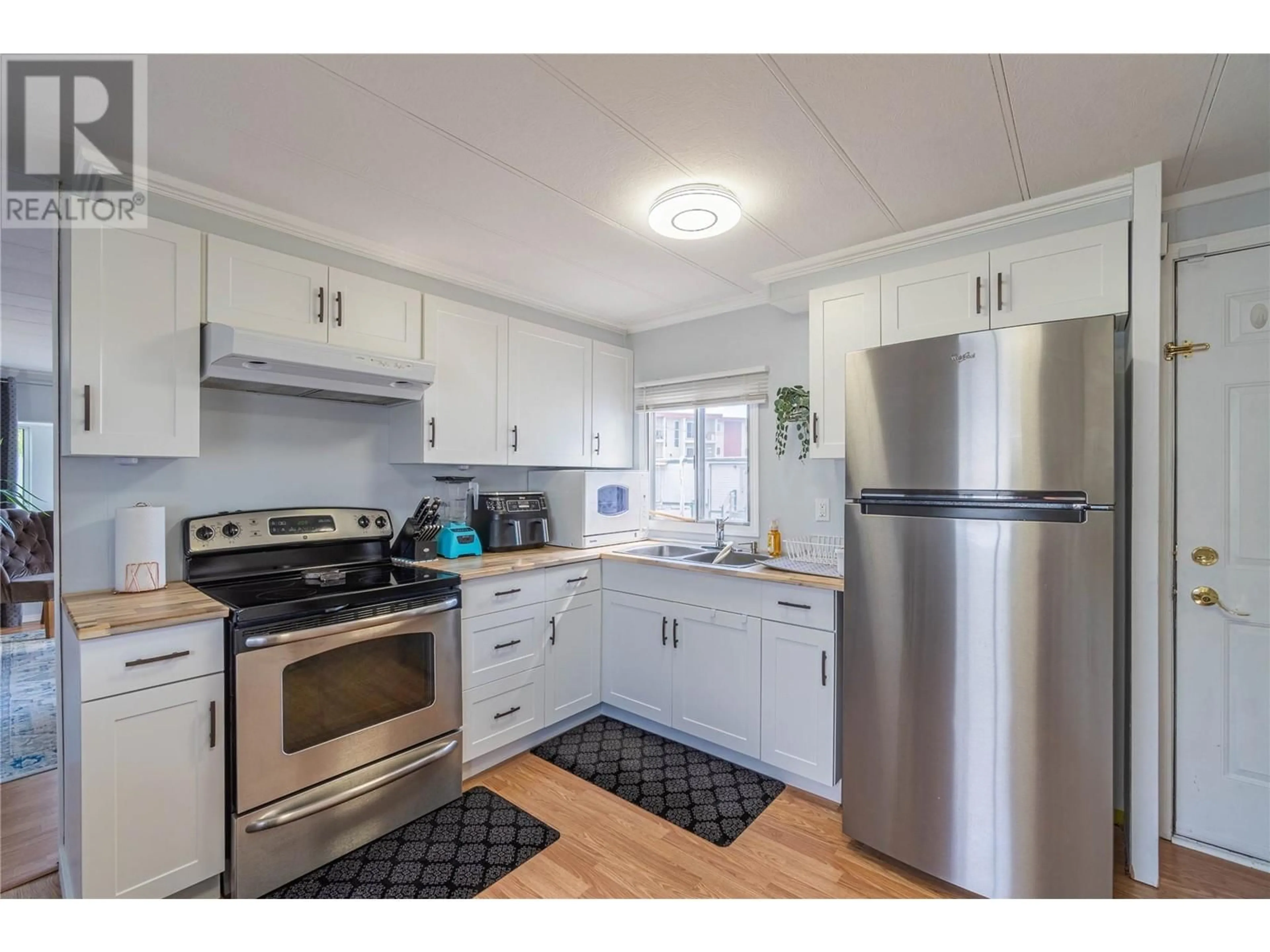 Standard kitchen, unknown for 32 ALBERT STREET OTHER, Kamloops British Columbia V2B4E8