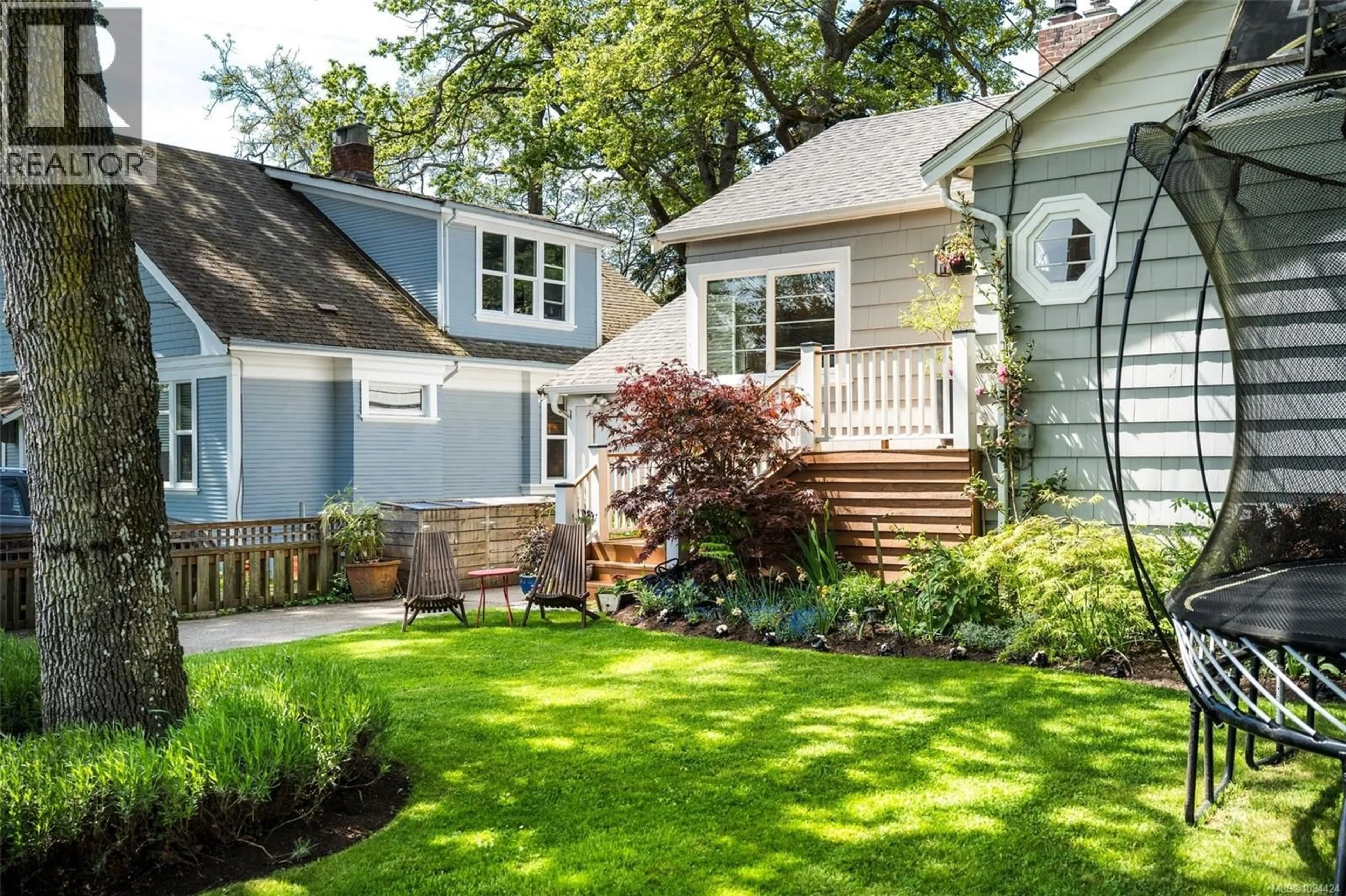 Home with vinyl exterior material, street for 966 MADDISON STREET, Victoria British Columbia V8S4C5