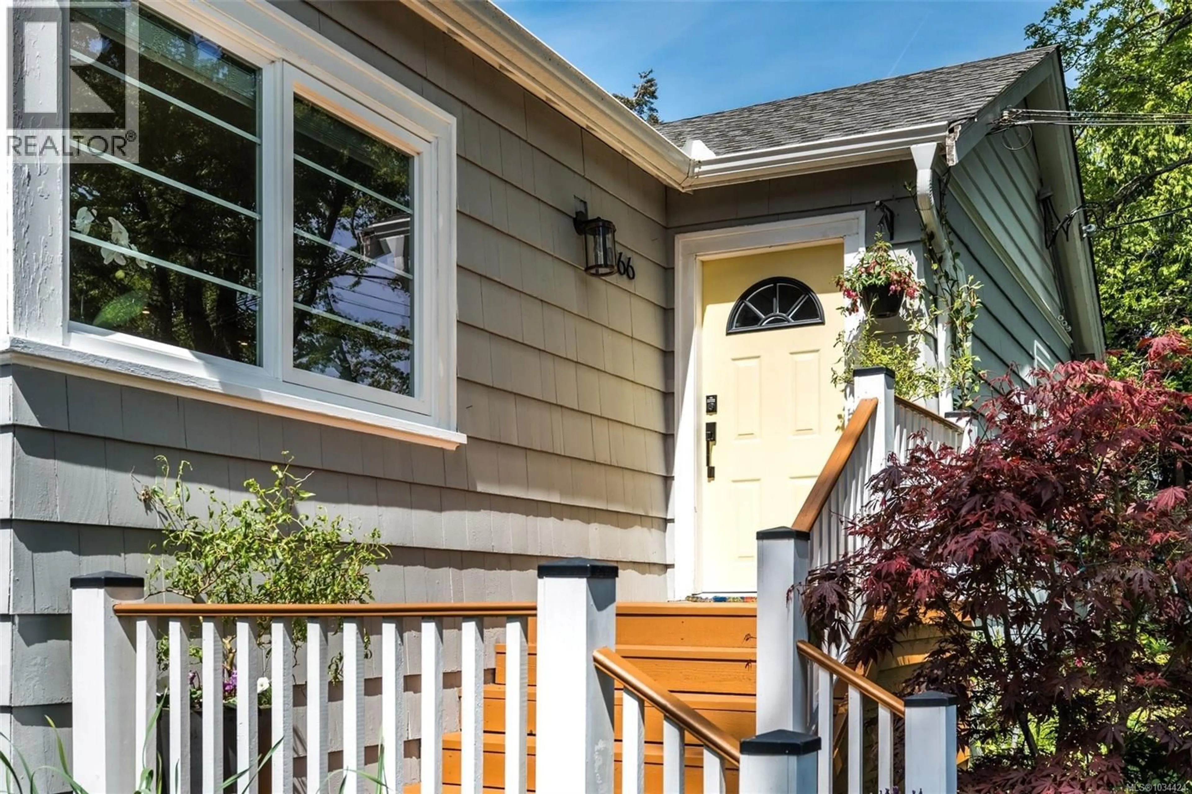 Home with vinyl exterior material, street for 966 MADDISON STREET, Victoria British Columbia V8S4C5
