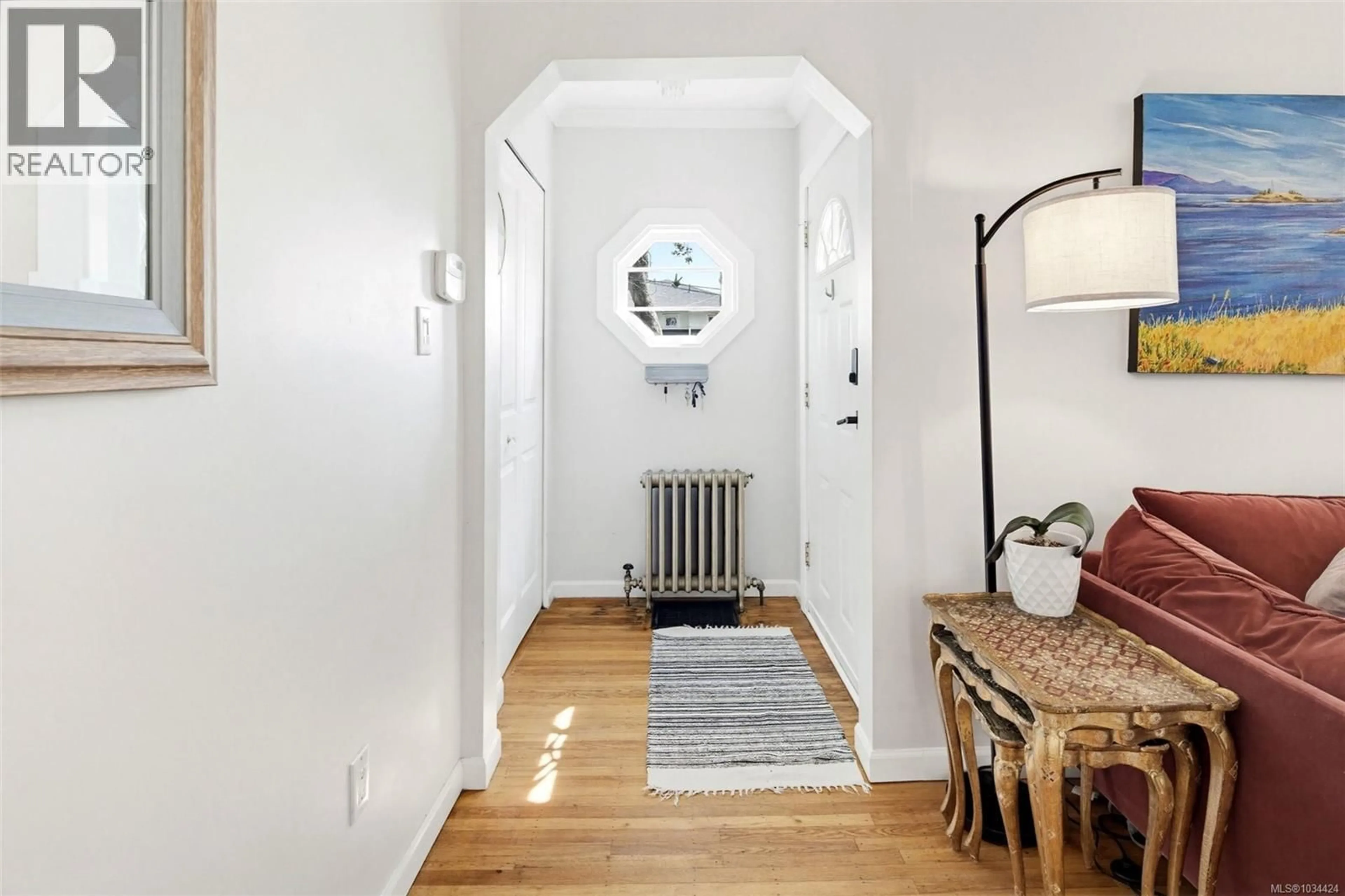 Indoor entryway for 966 MADDISON STREET, Victoria British Columbia V8S4C5