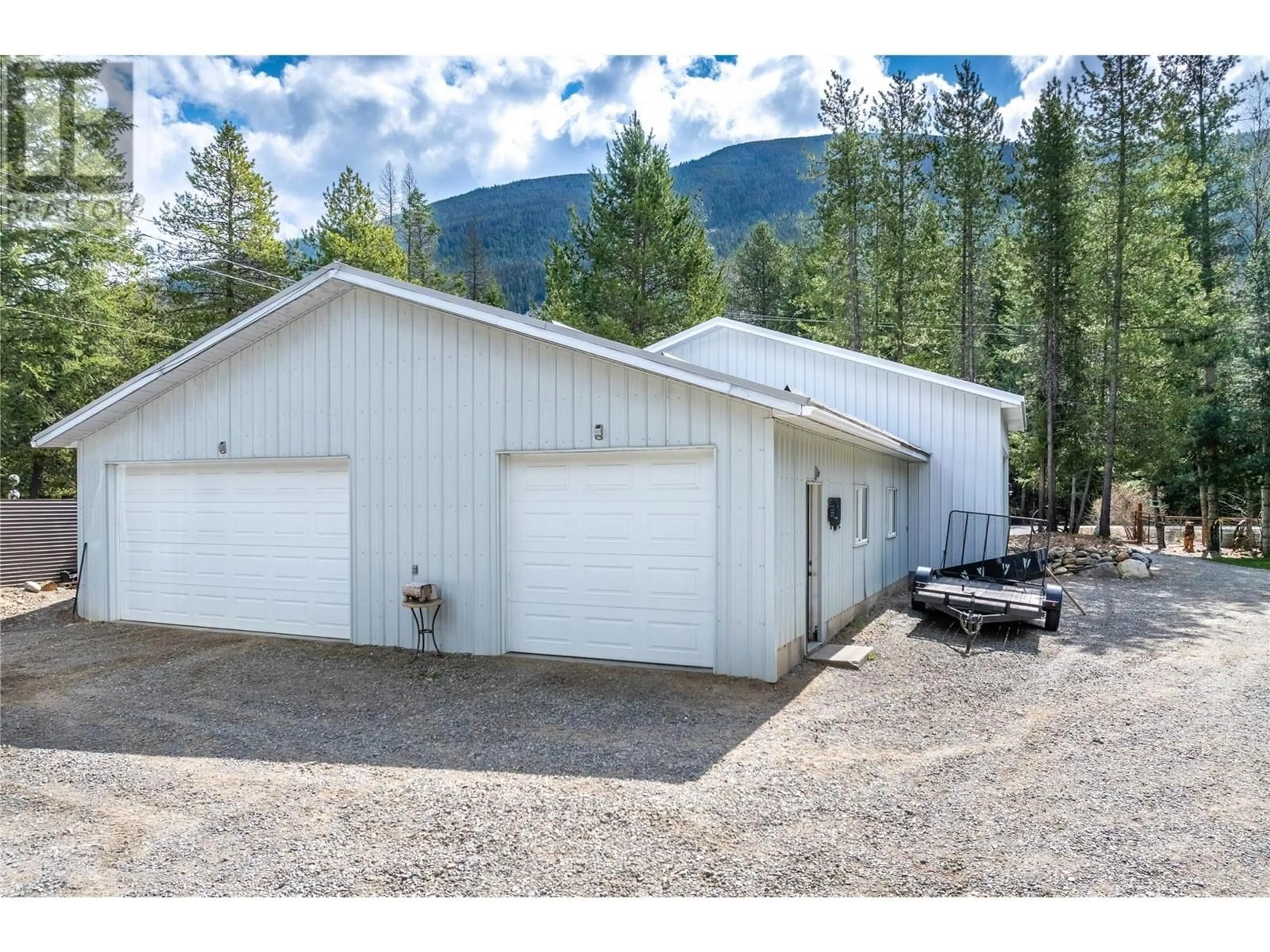 Indoor garage for 5134 THOMPSON ROAD, Kitchener British Columbia V0B1W2