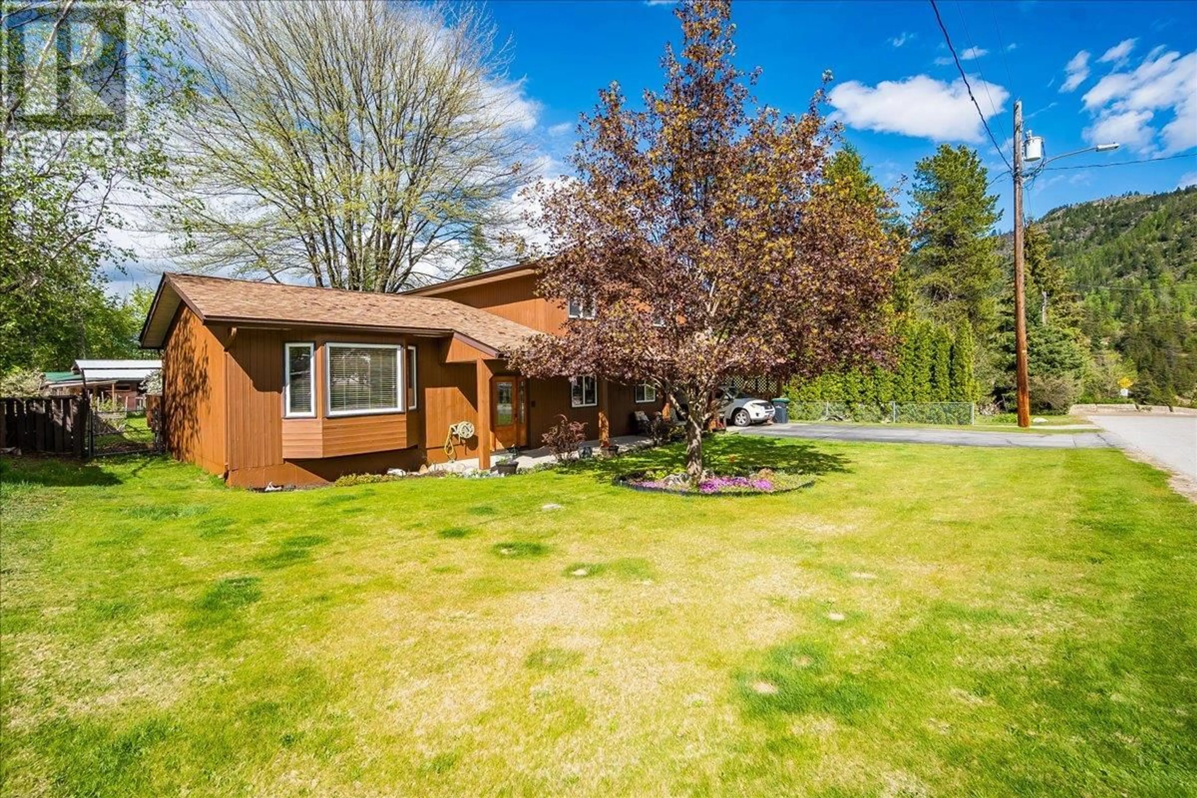 A pic from outside/outdoor area/front of a property/back of a property/a pic from drone, unknown for 523 105TH STREET, Castlegar British Columbia V1N3G7