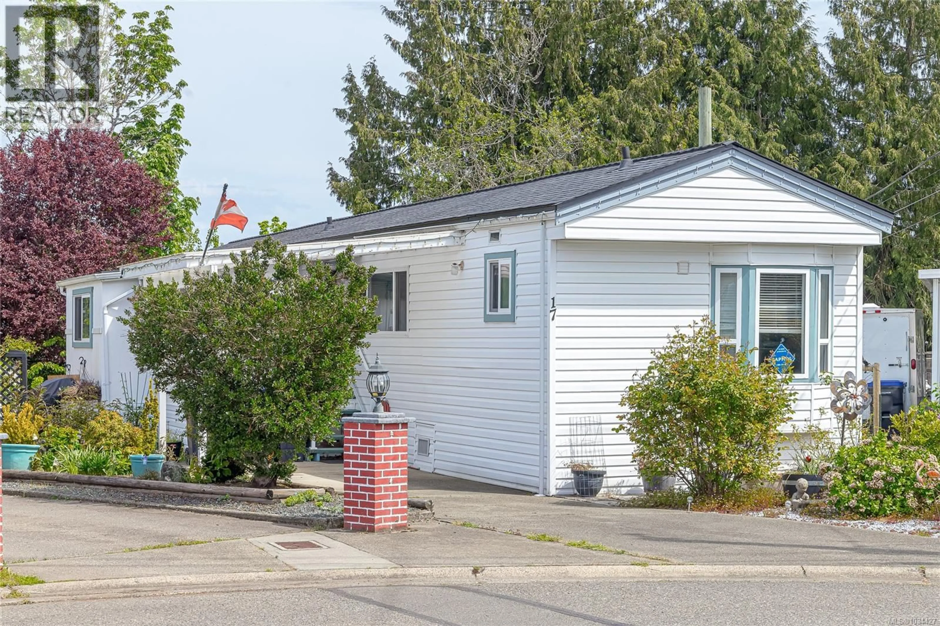 Home with vinyl exterior material, street for 17 - 129 MERIDIAN WAY, Parksville British Columbia V9P1L3