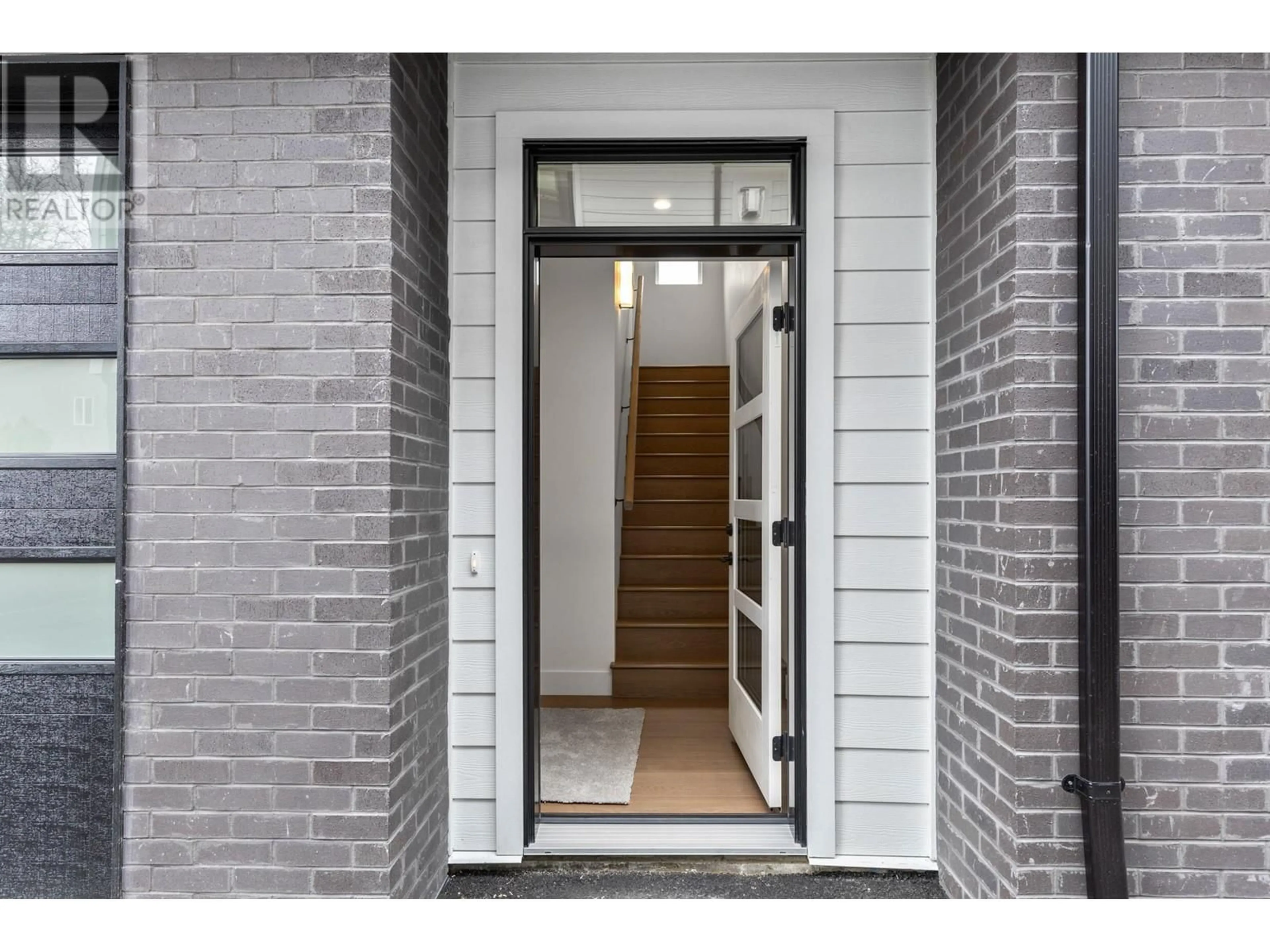Indoor entryway for 4 - 1463 INKAR ROAD, Kelowna British Columbia V1Y8J1