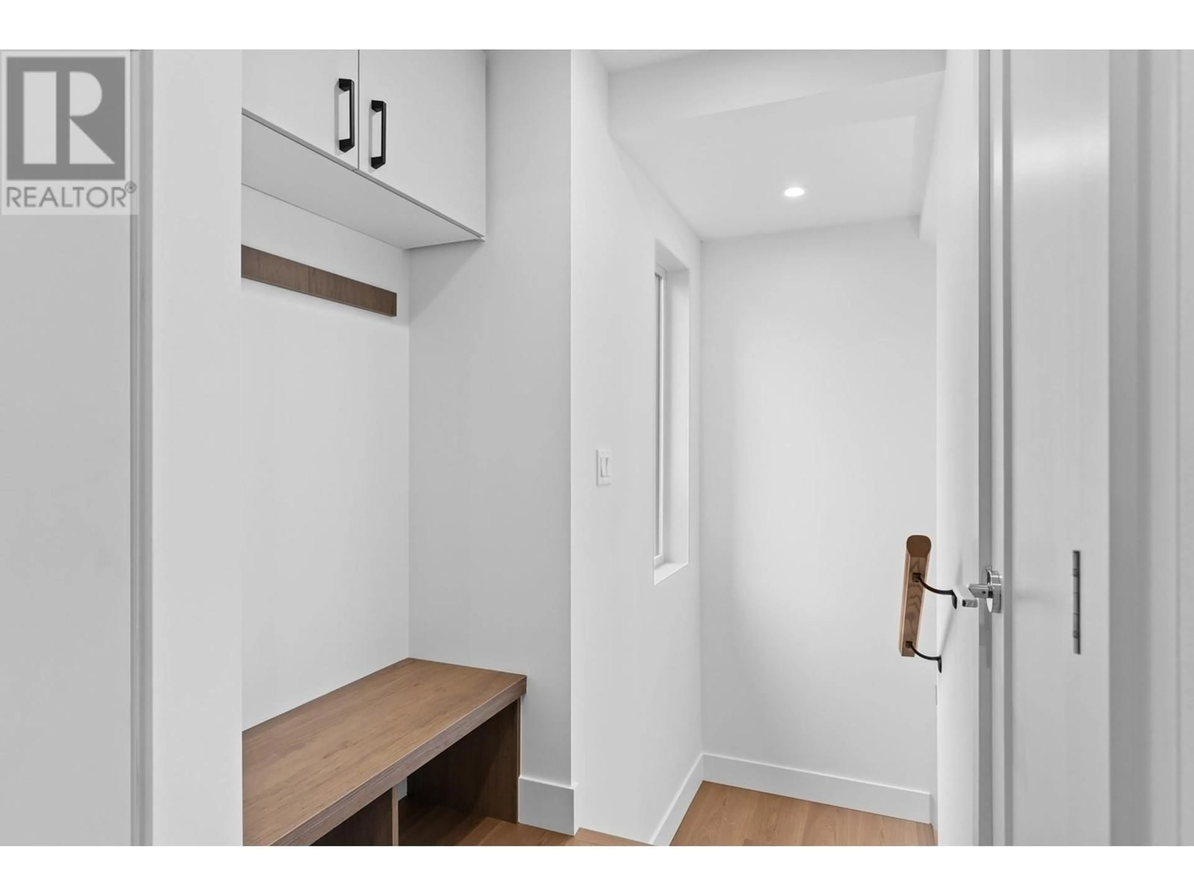 Indoor entryway for 6 - 1463 INKAR ROAD, Kelowna British Columbia V1Y8J1
