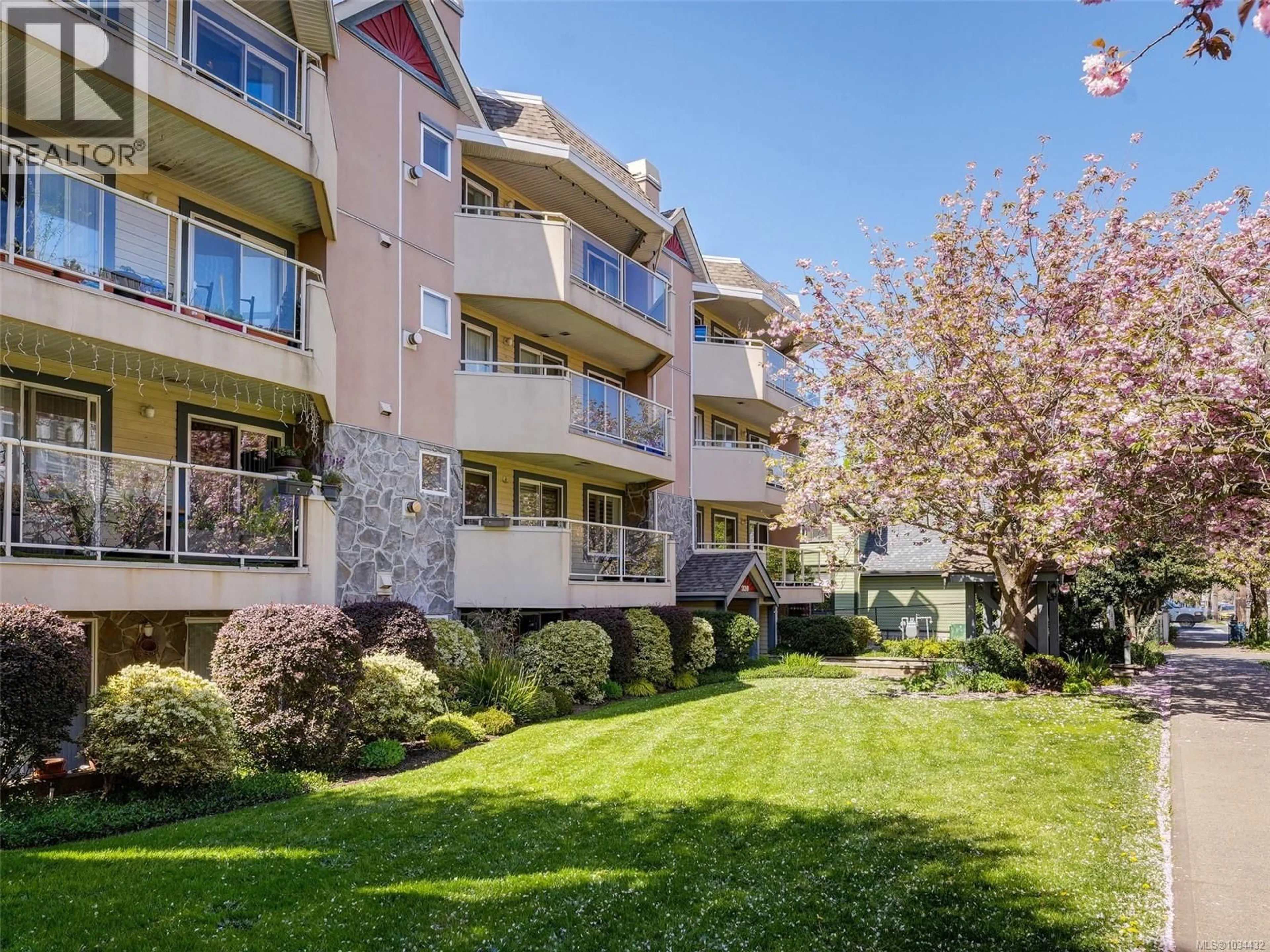 Patio, unknown for 202 - 320 MENZIES STREET, Victoria British Columbia V8V2G9