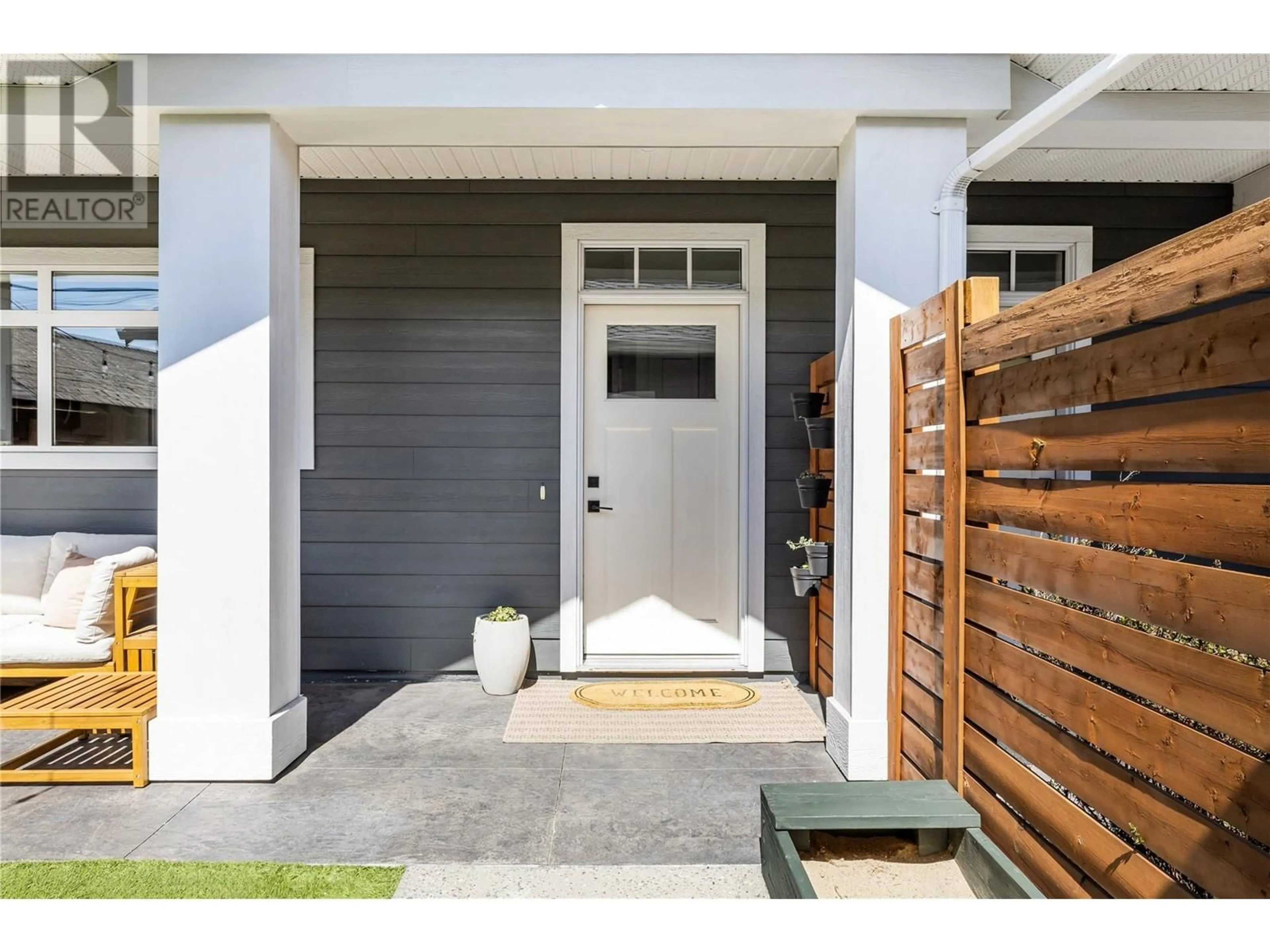 Indoor entryway for 939 STOCKWELL AVENUE, Kelowna British Columbia V1Y6W3