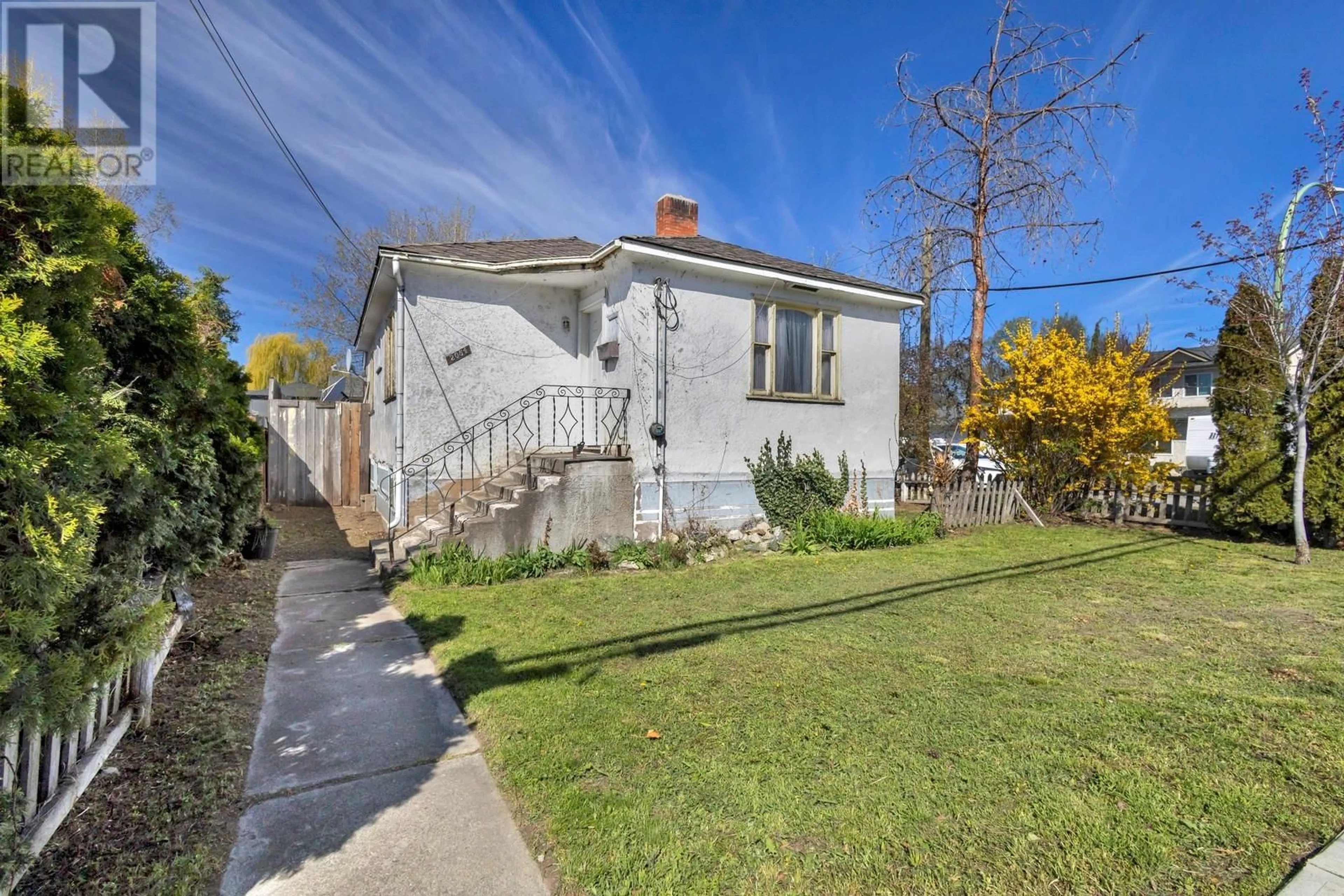 A pic from outside/outdoor area/front of a property/back of a property/a pic from drone, street for 2054 ETHEL STREET, Kelowna British Columbia V1Y2Z7