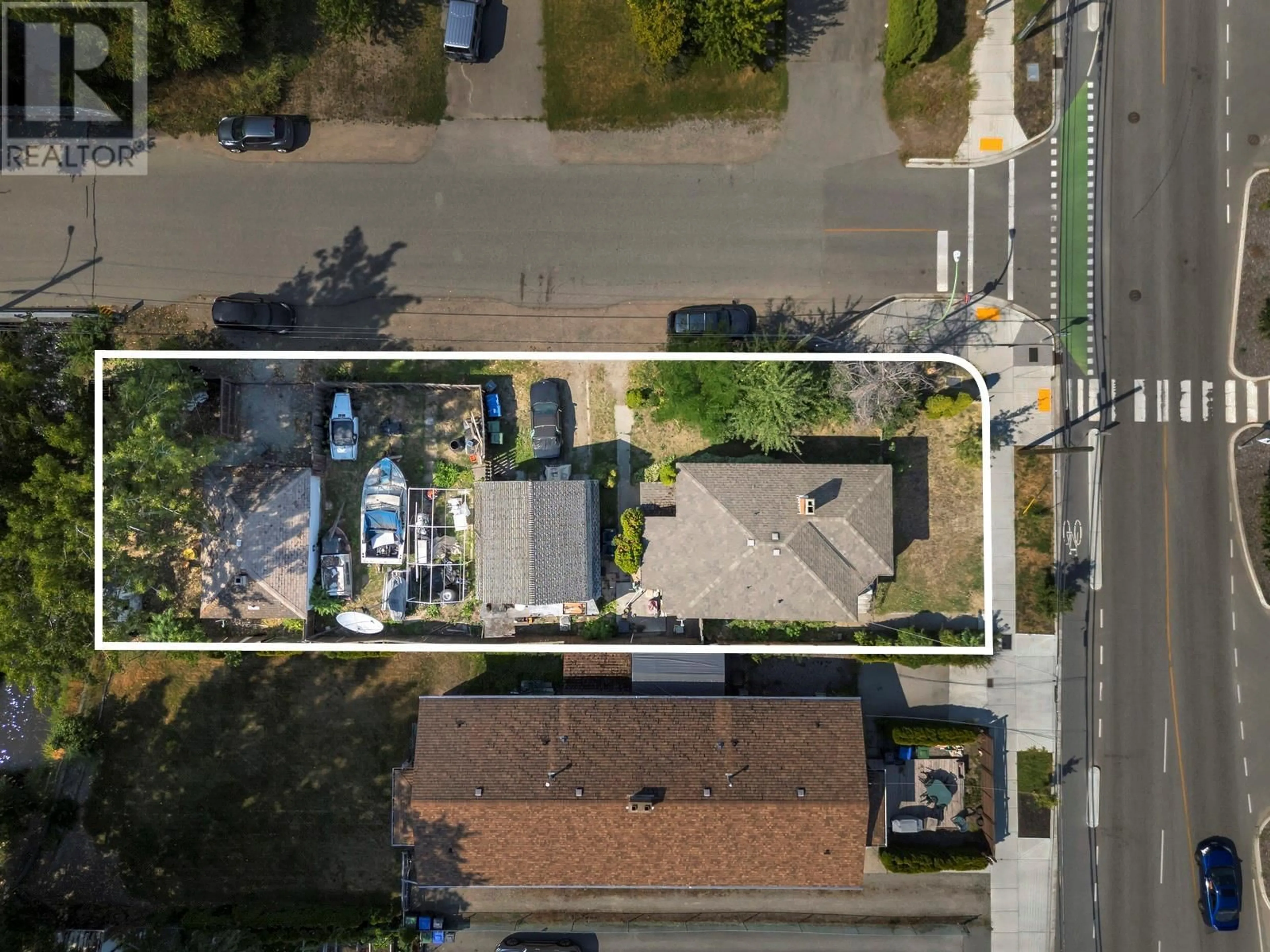 A pic from outside/outdoor area/front of a property/back of a property/a pic from drone, street for 2054 ETHEL STREET, Kelowna British Columbia V1Y2Z7