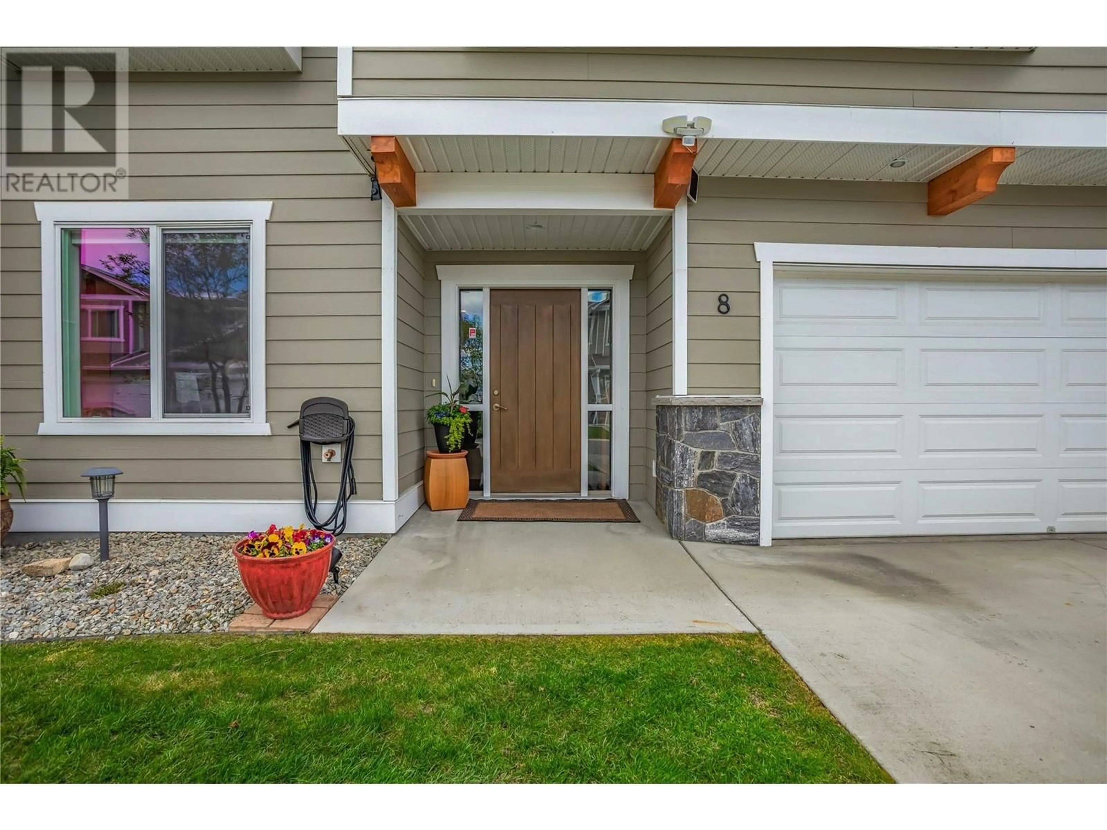 Indoor entryway for 8 - 555 TUNGSTEN COURT, Kelowna British Columbia V1W4W8