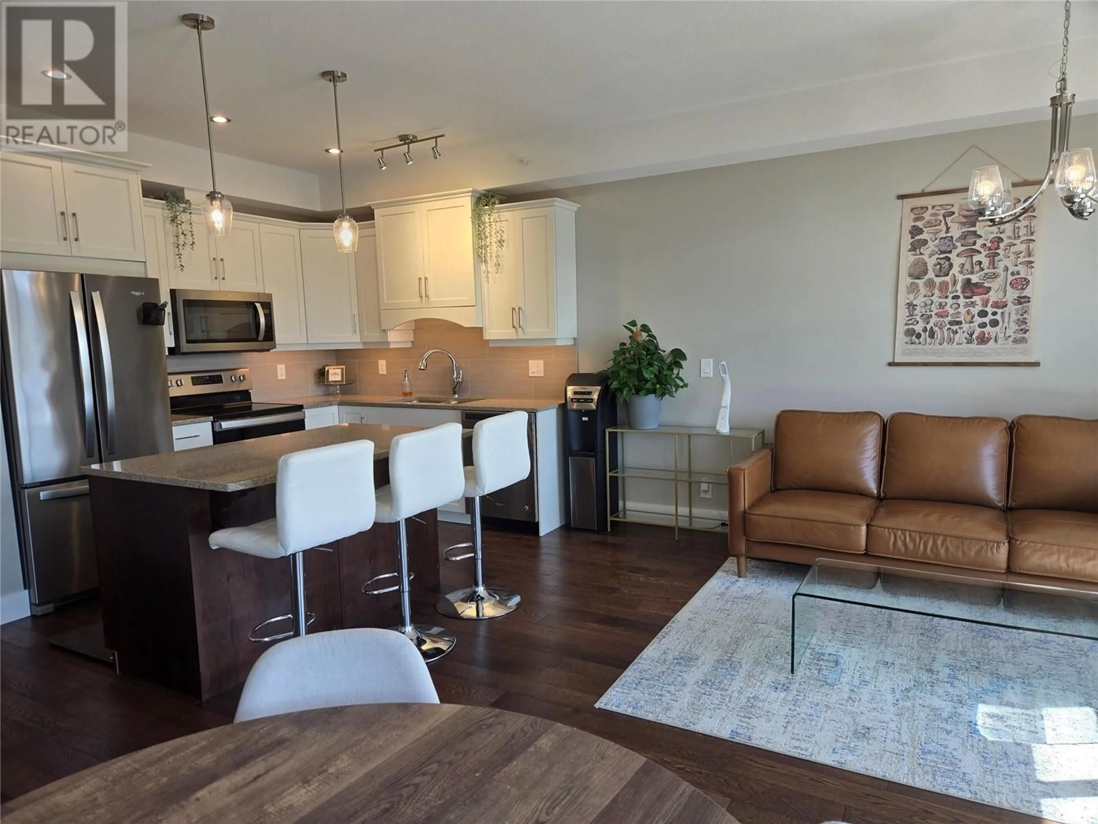 Open concept kitchen, wood/laminate floor for 402 - 1165 SUTHERLAND AVENUE, Kelowna British Columbia V1Y5Y2