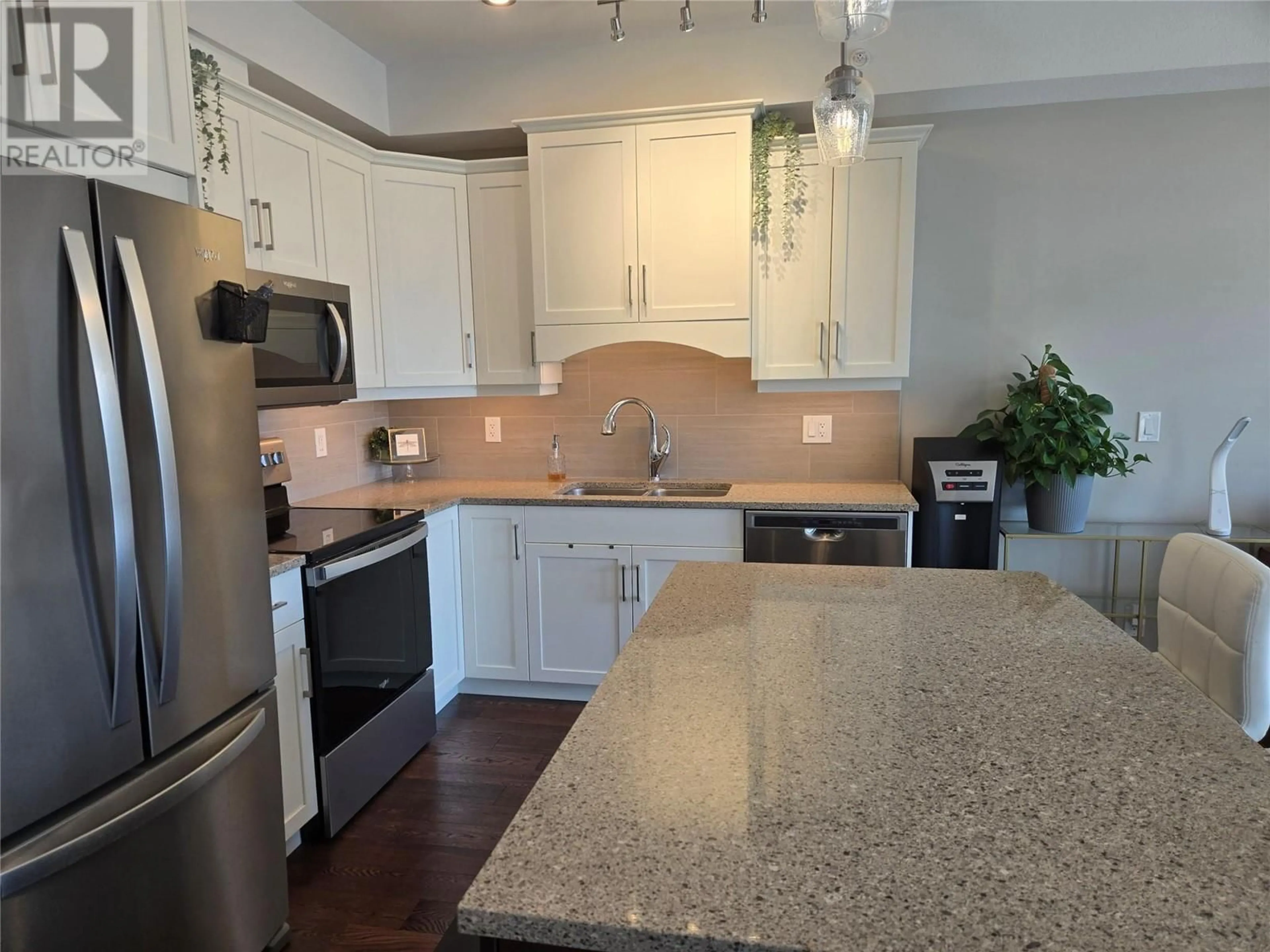 Open concept kitchen, ceramic/tile floor for 402 - 1165 SUTHERLAND AVENUE, Kelowna British Columbia V1Y5Y2