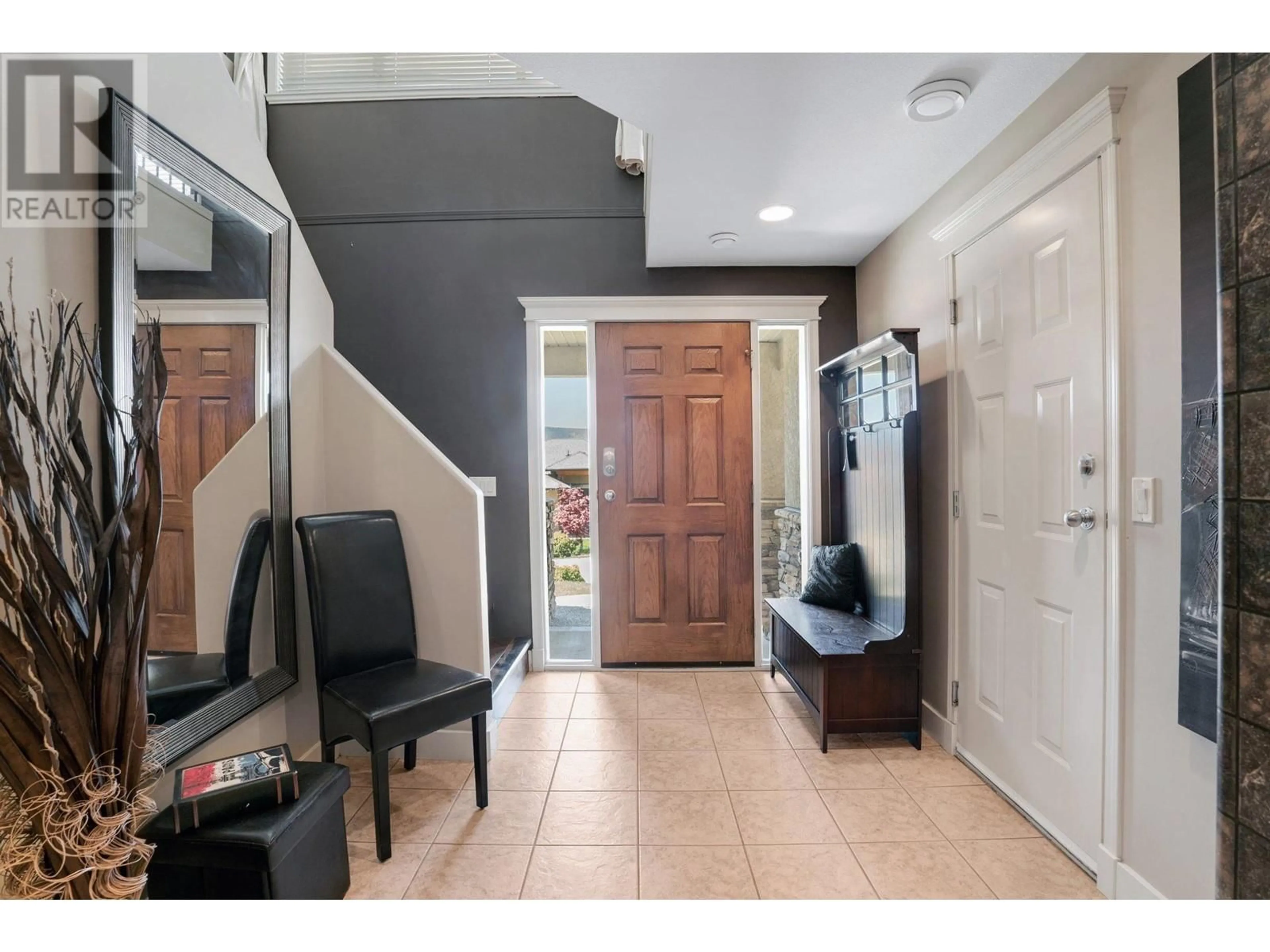 Indoor entryway for 2995 VALENTINO COURT, Kelowna British Columbia V1V2S3