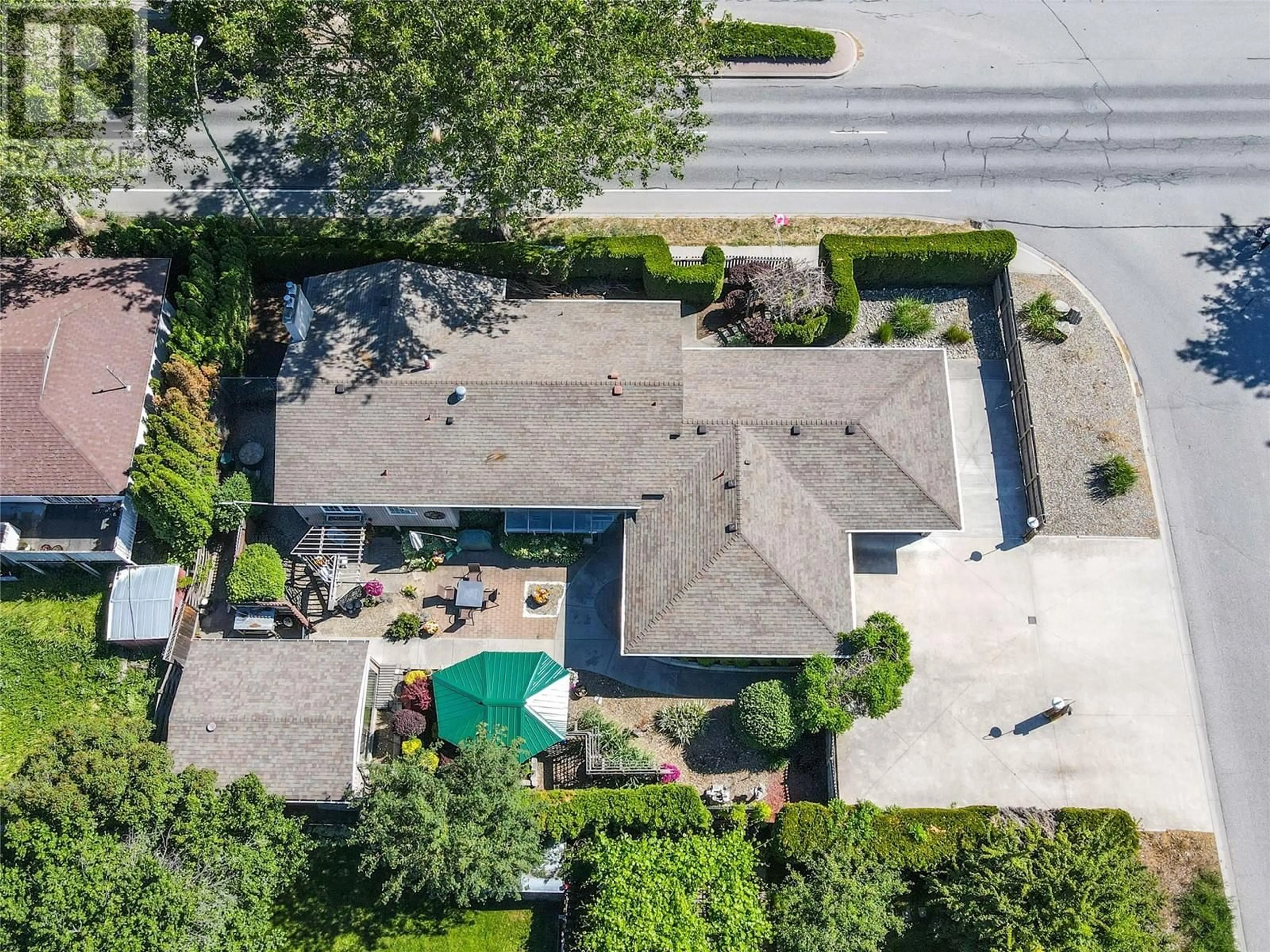 A pic from outside/outdoor area/front of a property/back of a property/a pic from drone, street for 1400 SPRINGFIELD ROAD, Kelowna British Columbia V1Y5V3