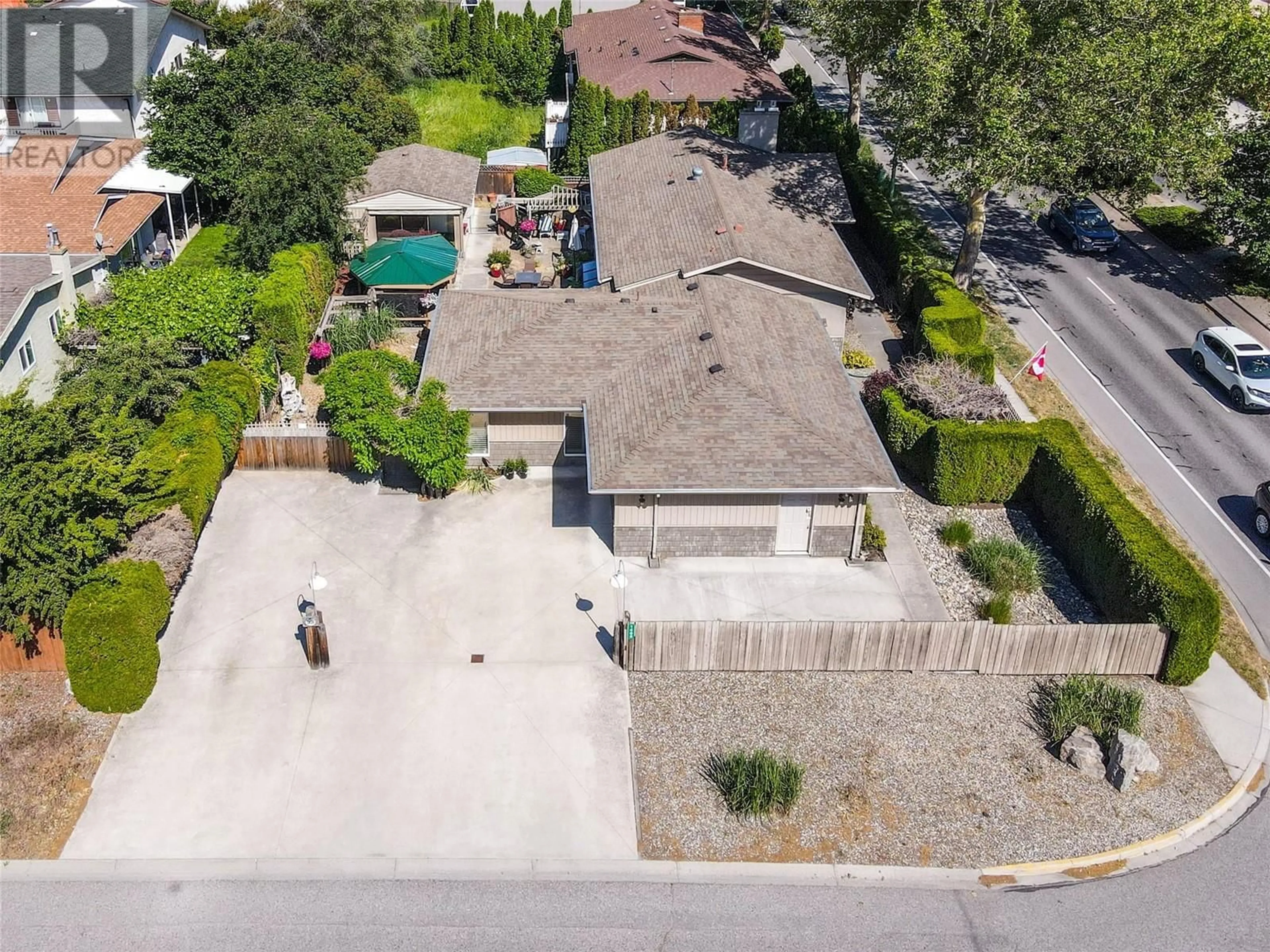 A pic from outside/outdoor area/front of a property/back of a property/a pic from drone, street for 1400 SPRINGFIELD ROAD, Kelowna British Columbia V1Y5V3