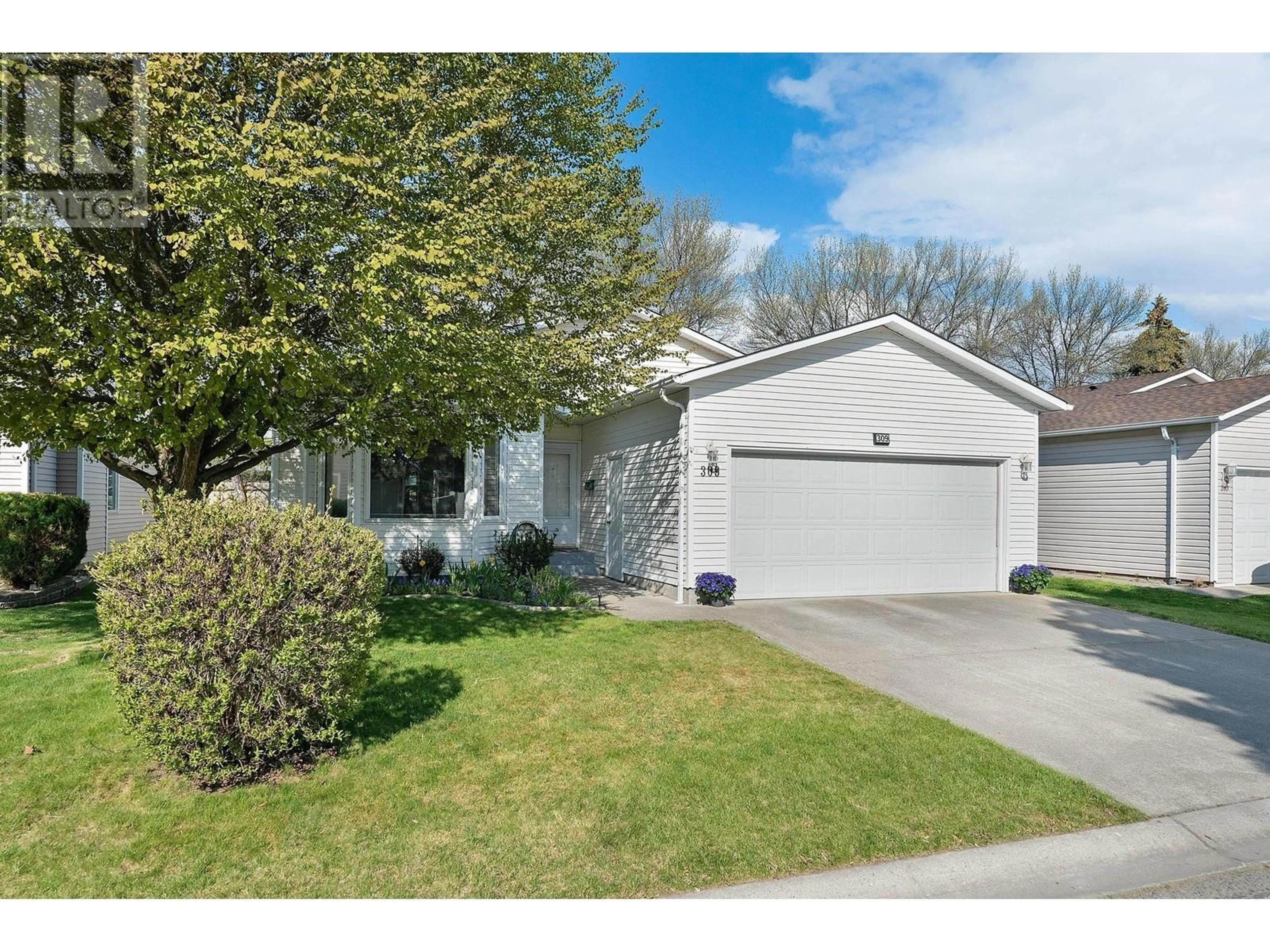 Home with vinyl exterior material, street for 309 - 1260 RAYMER AVENUE, Kelowna British Columbia V1W3S6